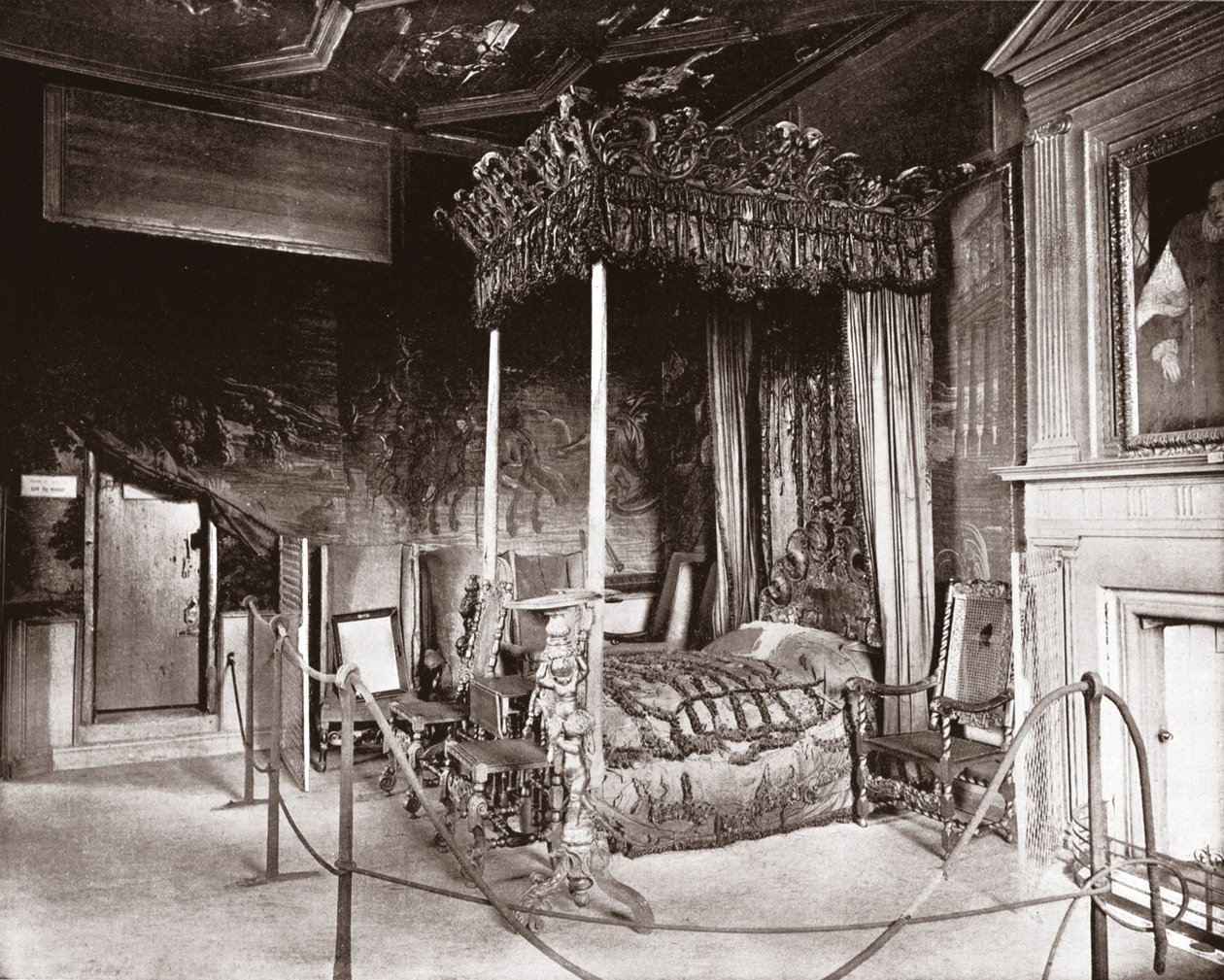 غرفة نوم Queen Marys في Holyroodhouse ، إدنبرة ، اسكتلندا ، 1894. بواسطة غير معروف
