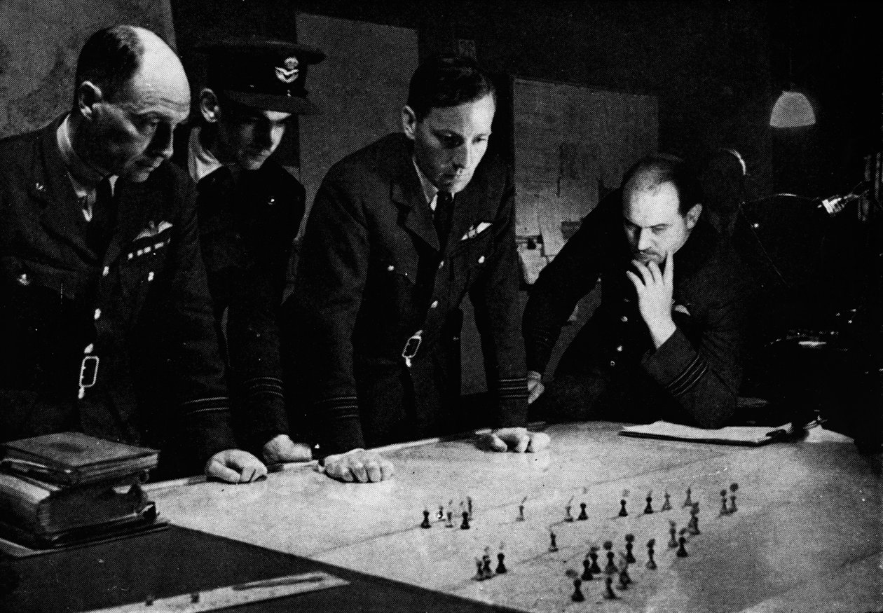 غرفة عمليات قيادة القوات الجوية الملكية خلال غارة 1941 بواسطة غير معروف
