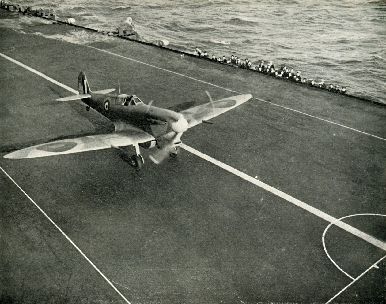RAF Spitfire على سطح حاملة طائرات في طريقها إلى مالطا ، الحرب العالمية الثانية ، 1942 1944. بواسطة غير معروف
