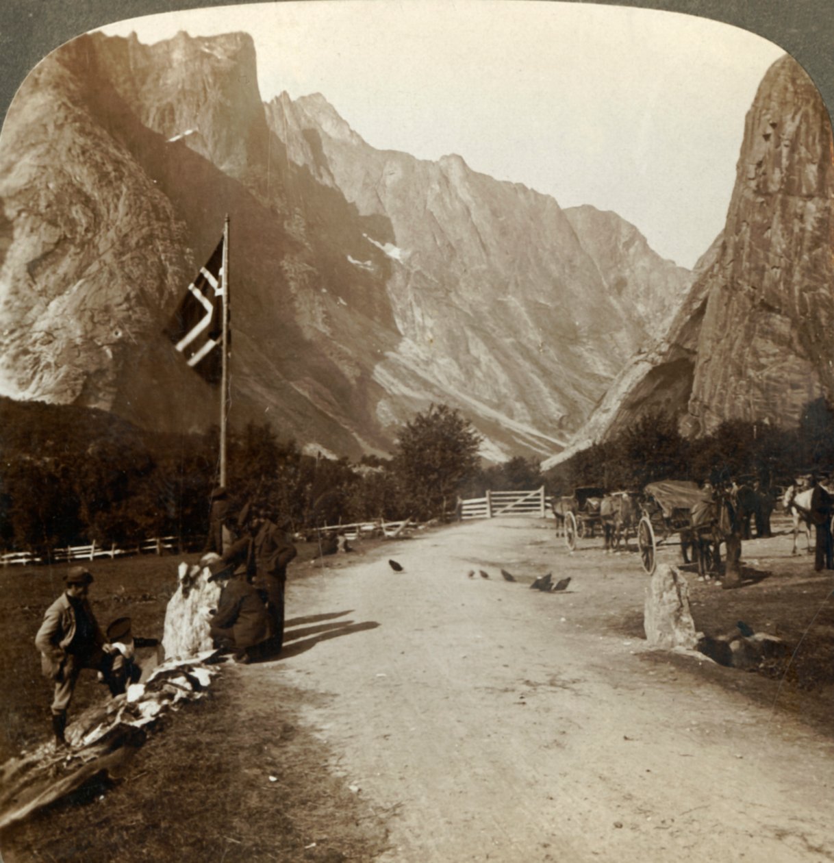 مجموعة خشنة من Troldtinder أو Witch Pinnacles من طريق الوادي ، Horgheim ، النرويج ، c1905. بواسطة غير معروف