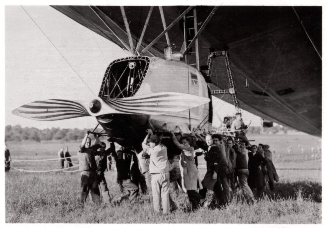 جندول خلفي ، Zeppelin LZ 127 Graf Zeppelin ، 1933 بواسطة غير معروف