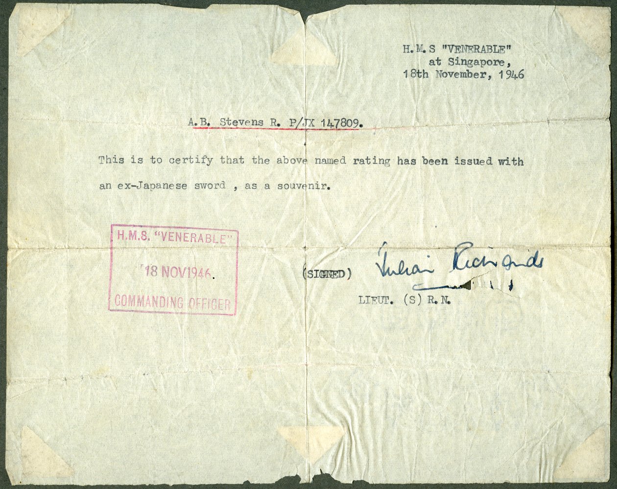 استلام سيف ياباني سابق ، HMS Venerable ، سنغافورة ، 1946 بواسطة غير معروف
