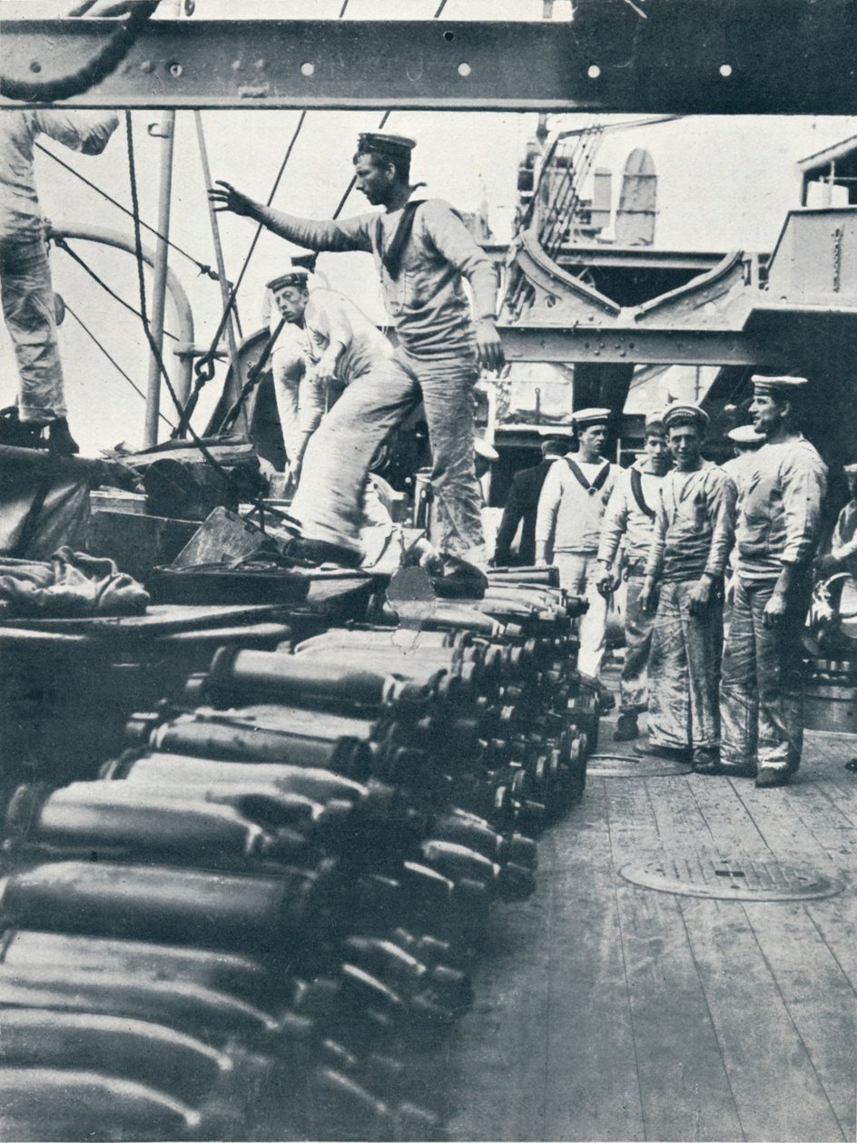 تلقي قذائف للبنادق البحرية على سطح البارجة ، c1914 بواسطة غير معروف