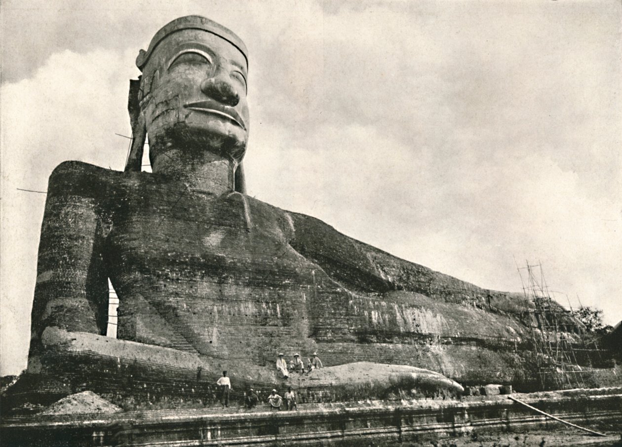 بوذا المائل ، وينجابا ، رانجون ، 1900. بواسطة غير معروف