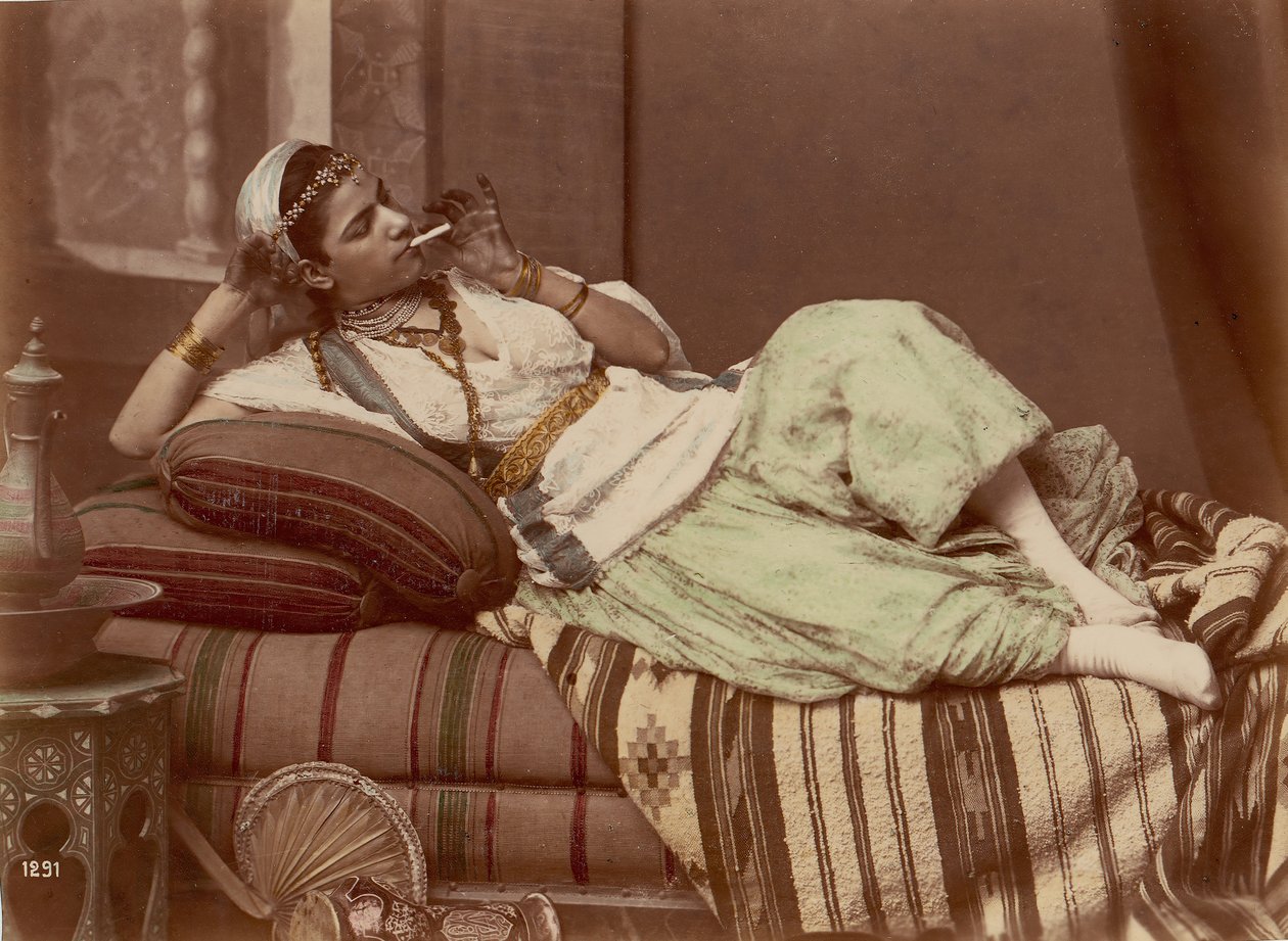 مستلق امرأة تدخن ، 1870-90. بواسطة غير معروف