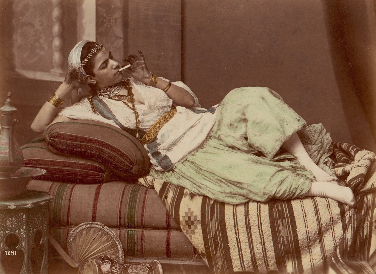 [امرأة تدخن مستلقية] ، 1870-90. بواسطة غير معروف