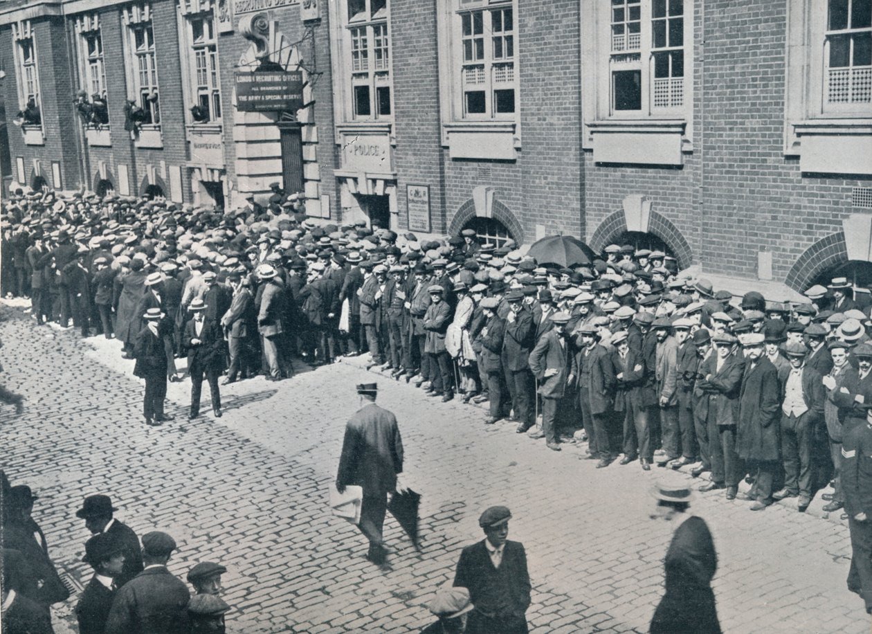 المجندين الذين ينتظرون خارج مستودع تجنيد وسط لندن ، 1914 بواسطة غير معروف
