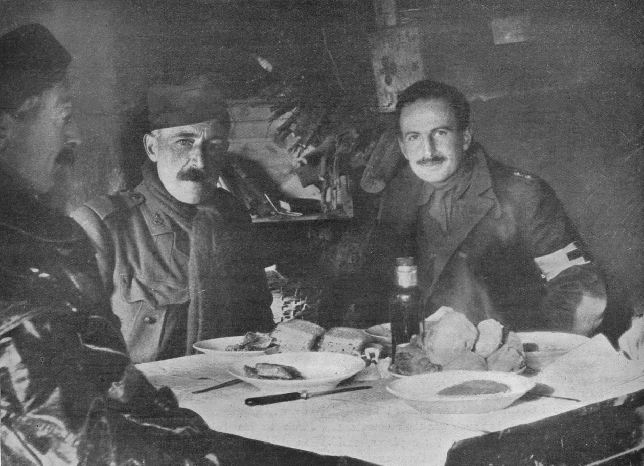 ضباط الصليب الأحمر على العشاء في مخبأ ، 1914 بواسطة غير معروف