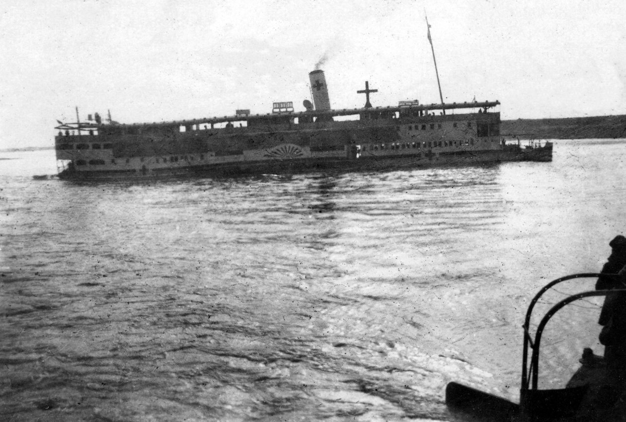 زورق نهر الصليب الأحمر يصعد نهر دجلة ، بلاد ما بين النهرين ، الحرب العالمية الأولى ، 1918 بواسطة غير معروف