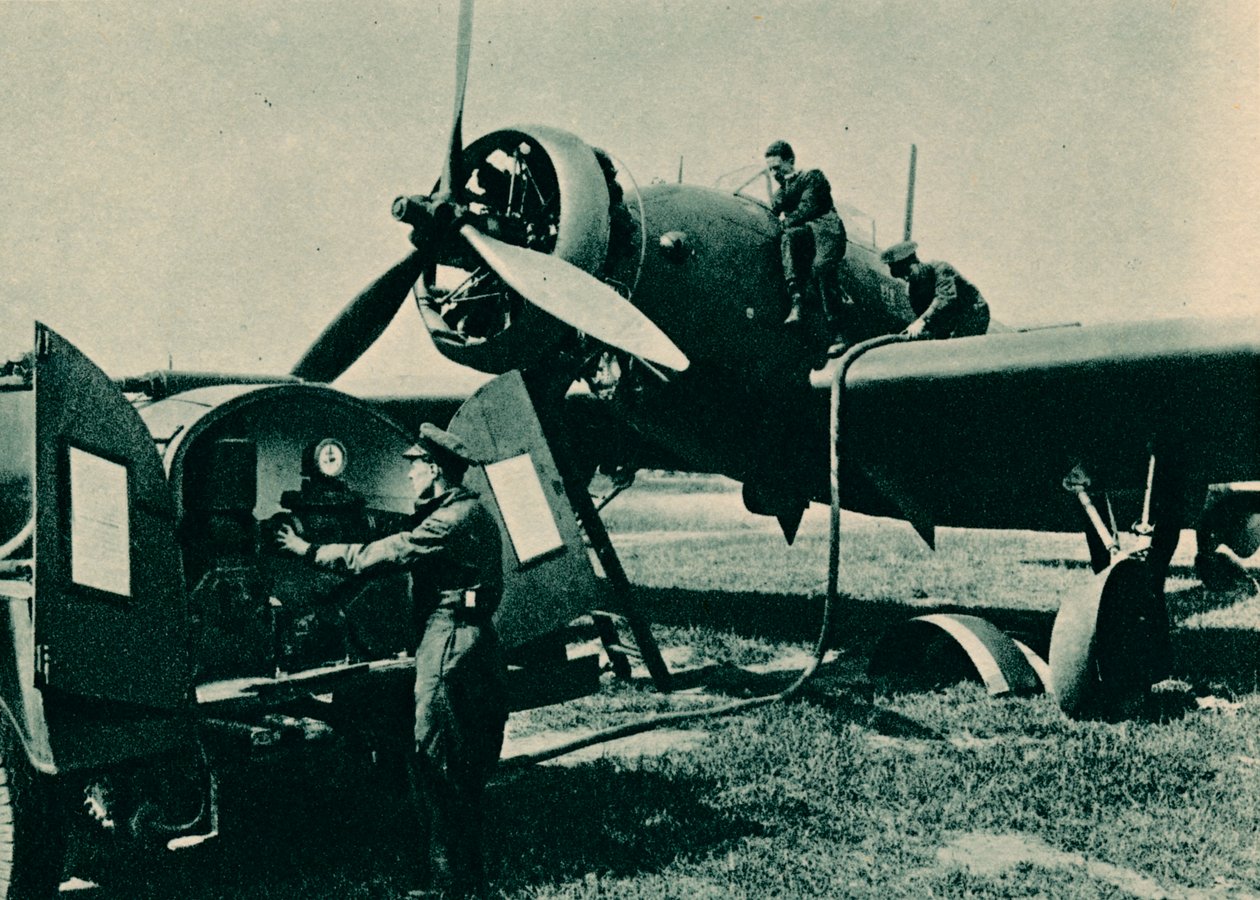 التزود بالوقود على قنبلة ويسلي ، 1940 بواسطة غير معروف