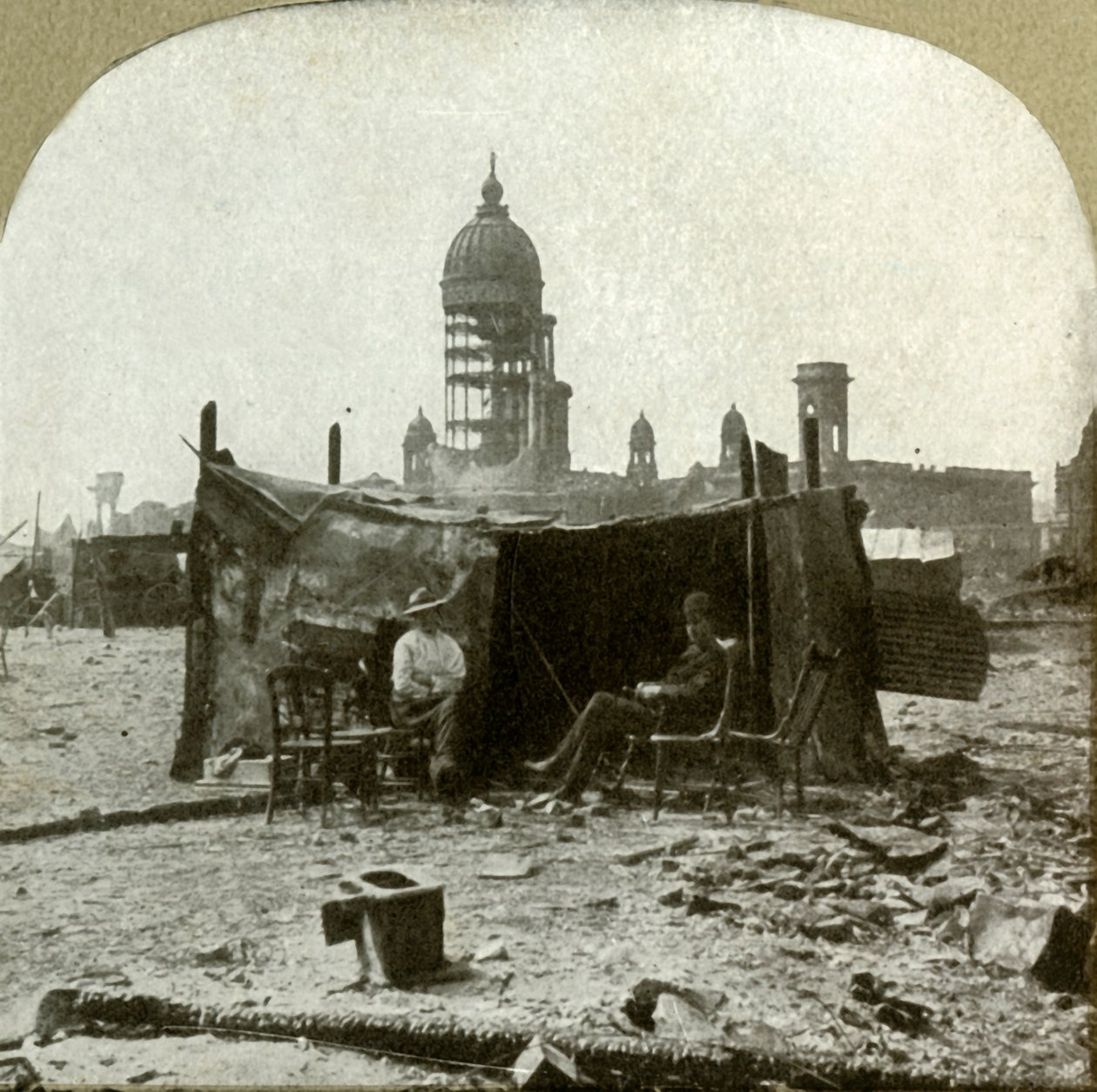 مخيم اللاجئين مصنوع من قصاصات [من] صفائح مموجة مجمعة من تحت الأنقاض ، 1906. بواسطة غير معروف