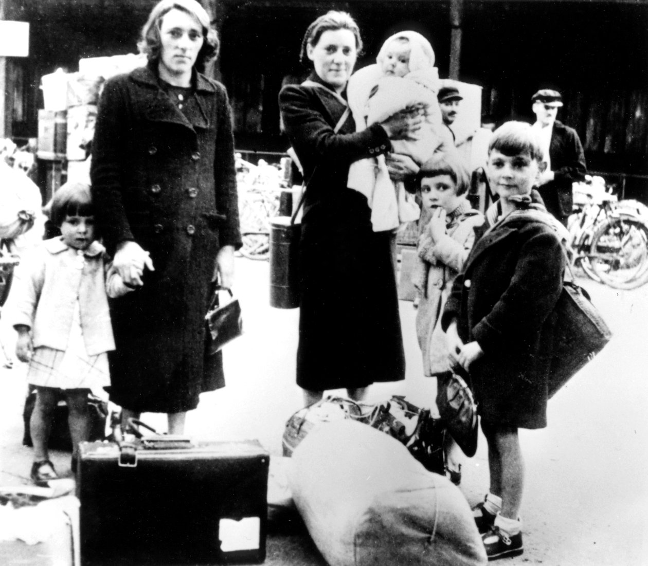 لاجئون بممتلكاتهم ، باريس المحتلة من قبل ألمانيا ، يوليو 1940 بواسطة غير معروف