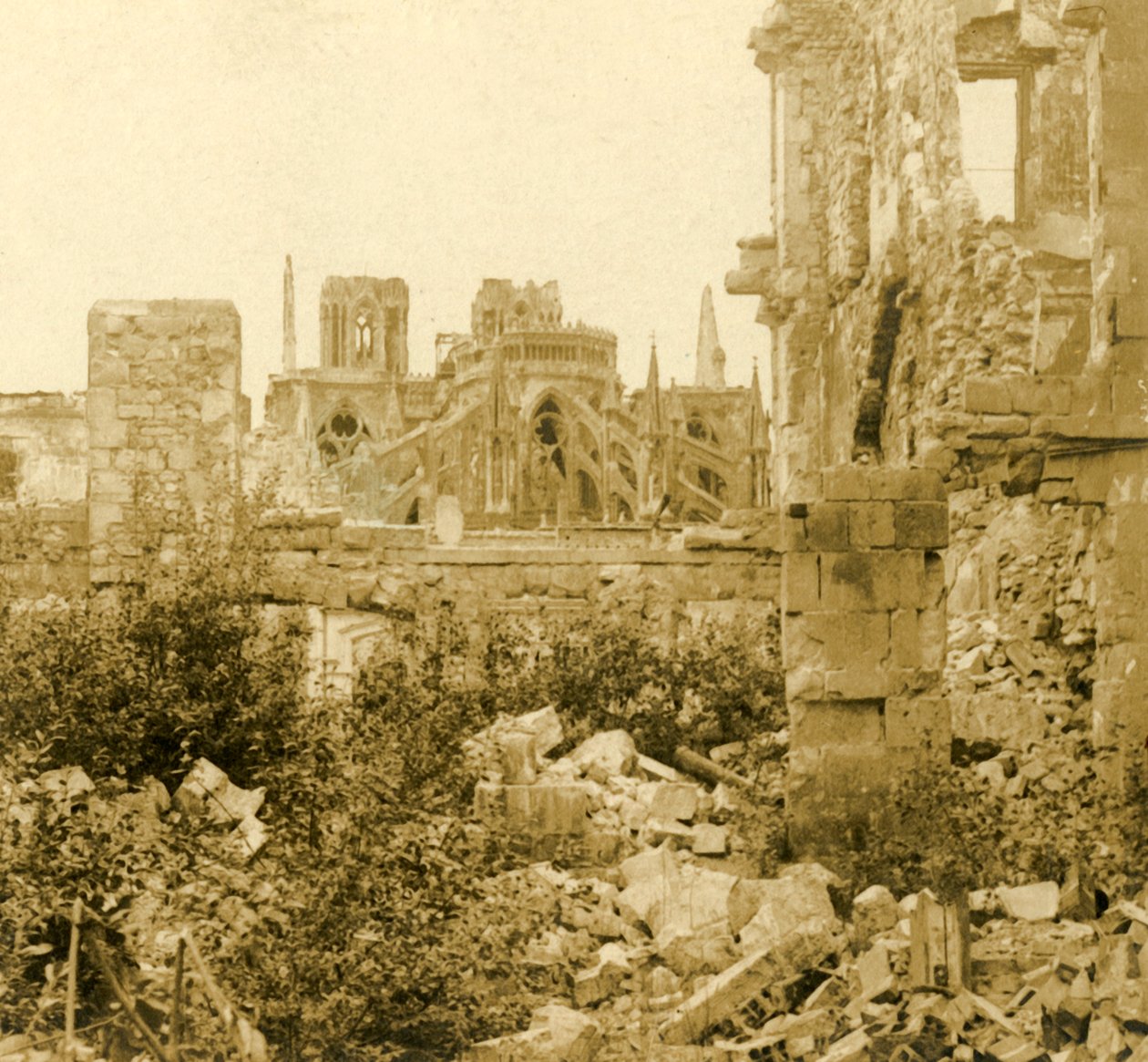 كاتدرائية ريمس ، ريمس ، شمال فرنسا ، c1914-c1918 بواسطة غير معروف