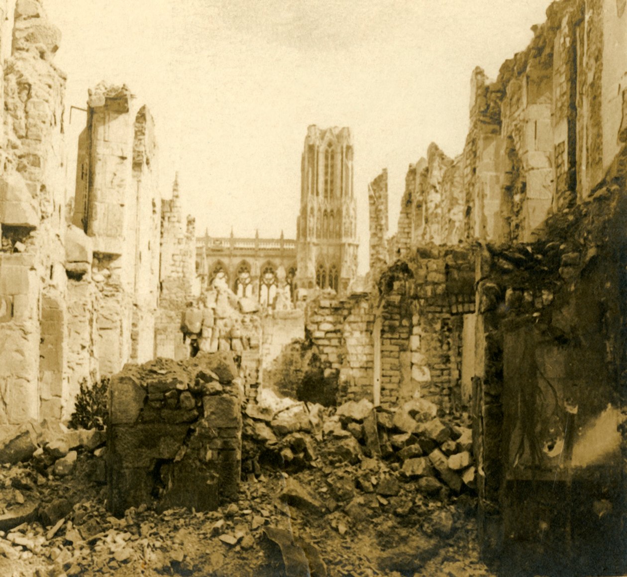 كاتدرائية ريمس ، ريمس ، شمال فرنسا ، c1914-c1918 بواسطة غير معروف