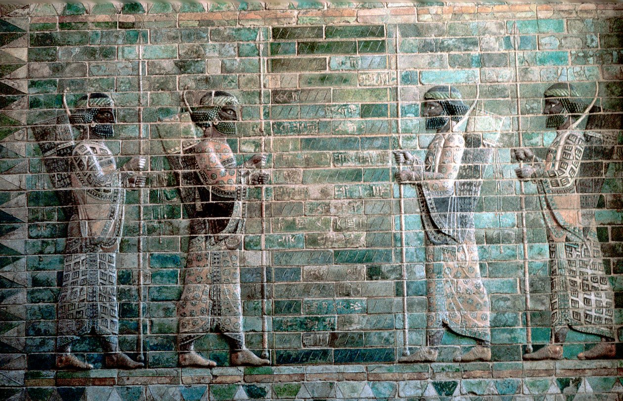 نقش يظهر رماة الحرس الملكي الفارسي ، قصر داريوس الأول ، سوسة ، حوالي 500 قبل الميلاد بواسطة غير معروف