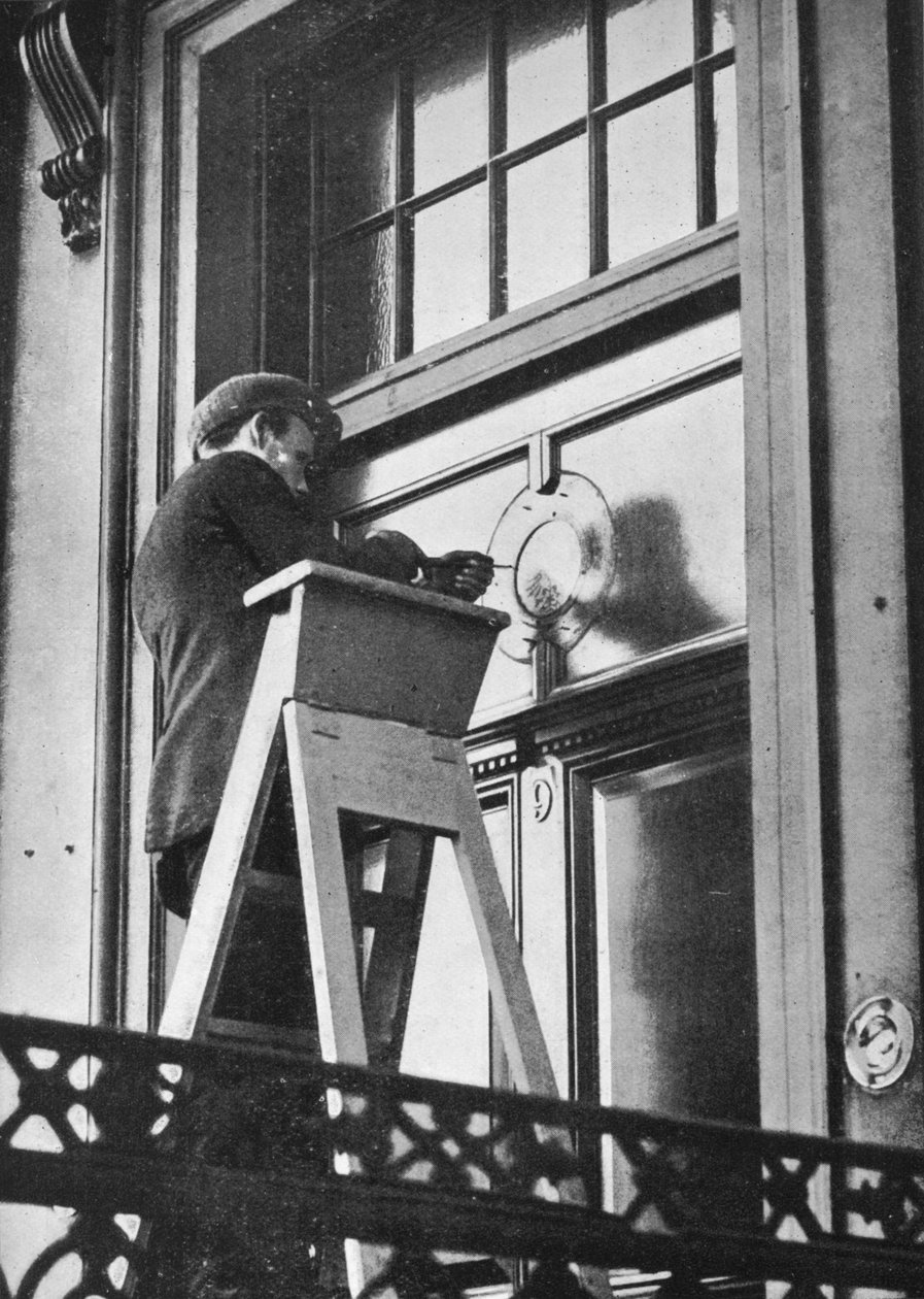 إزالة الشعارات الألمانية من السفارة الألمانية ، كارلتون هاوس تيراس ، لندن ، 1914 بواسطة غير معروف