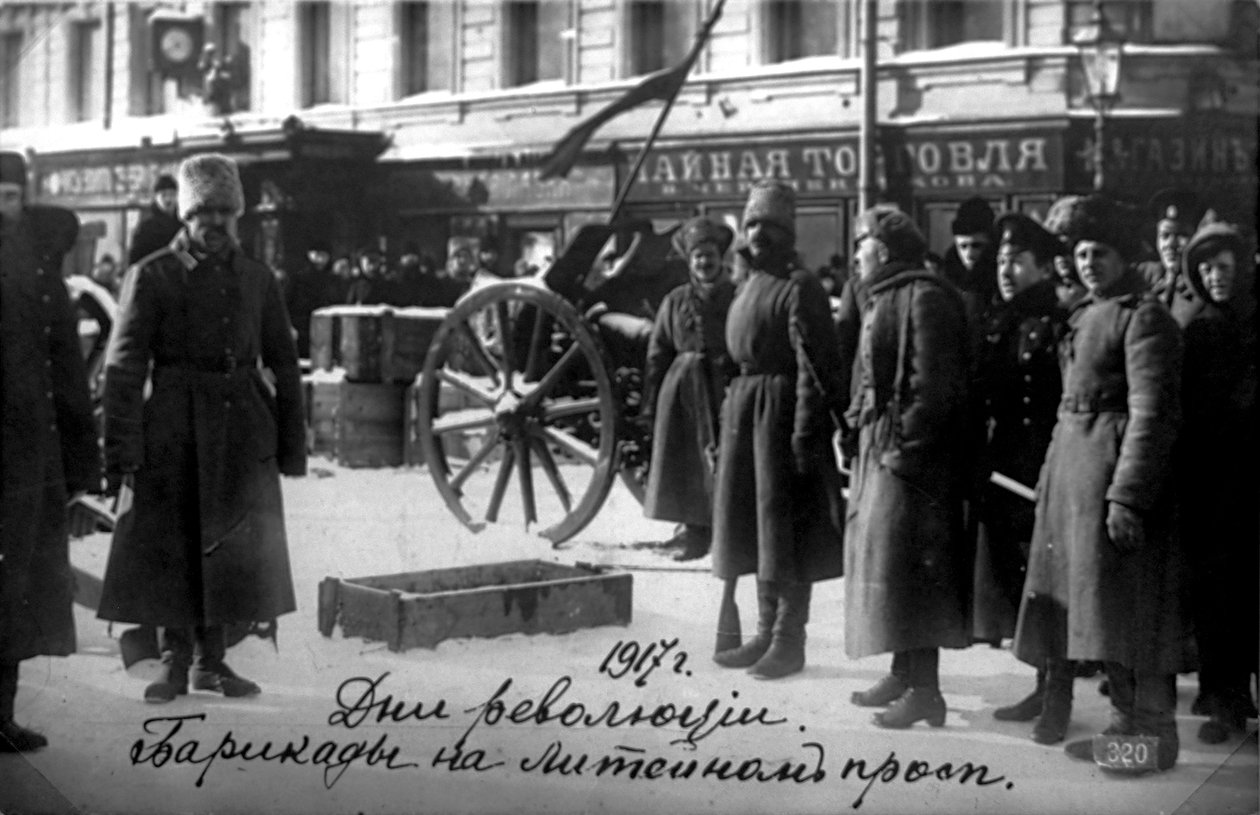 حواجز ثورية في ليتيني بروسبكت ، بتروغراد ، روسيا ، 27 فبراير 1917 بواسطة غير معروف