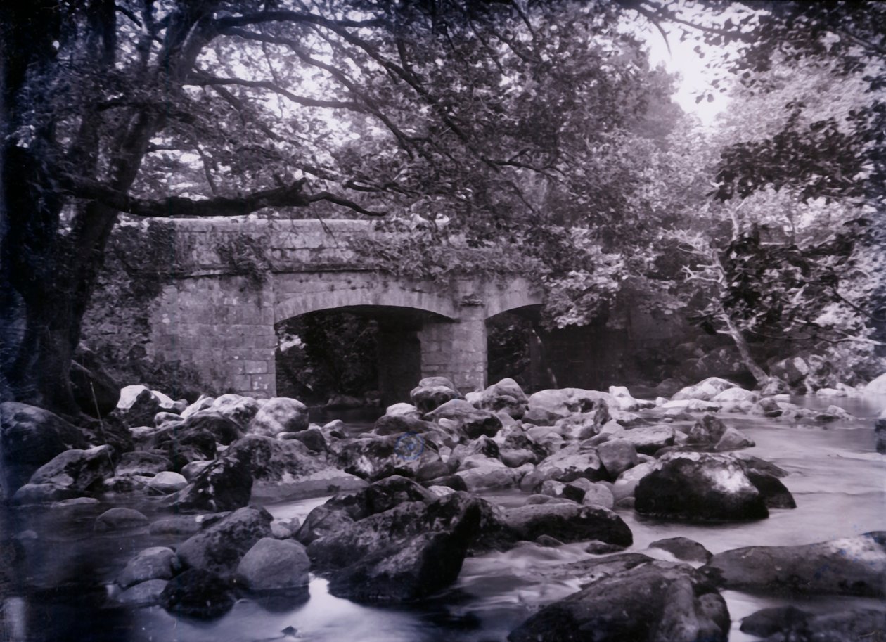 نهر وجسر بالقرب من بليموث في ديفون ، 1920. بواسطة غير معروف