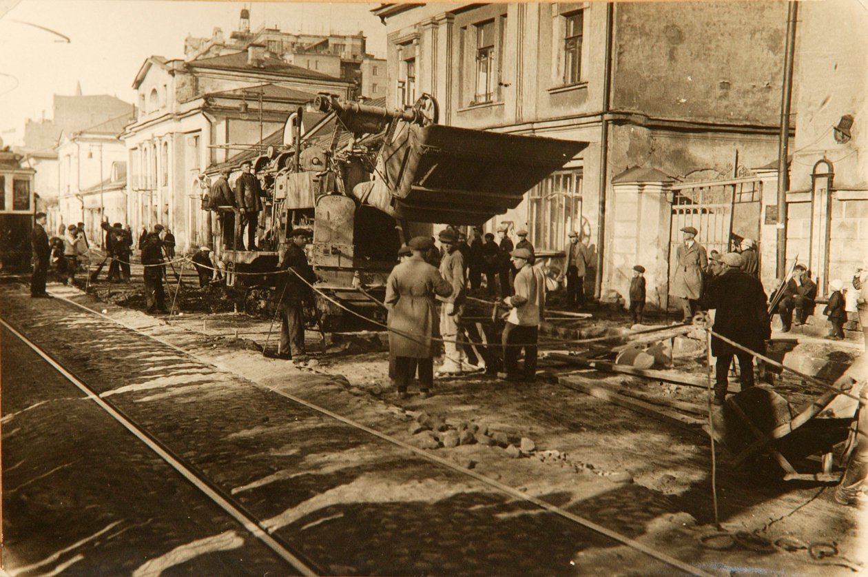 أعمال الطرق في شارع تفرسكايا ، موسكو ، اتحاد الجمهوريات الاشتراكية السوفياتية ، 1920s بواسطة غير معروف