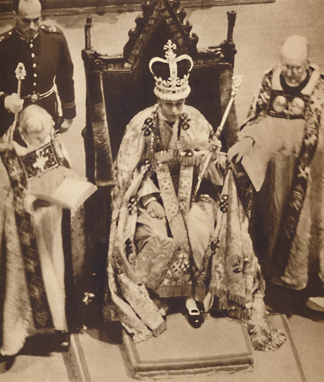 ملبس وتوج ، 12 مايو 1937 بواسطة غير معروف