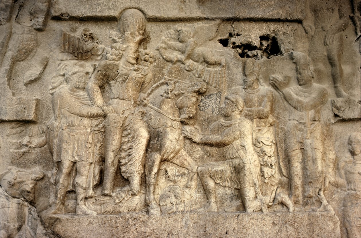 نقش صخري يصور الملك الساساني شابور الأول (241-72) الإمبراطور الروماني فاليريان (240-260) والجنرالات الفارسيون ، القرن الثالث (حجر) بواسطة غير معروف
