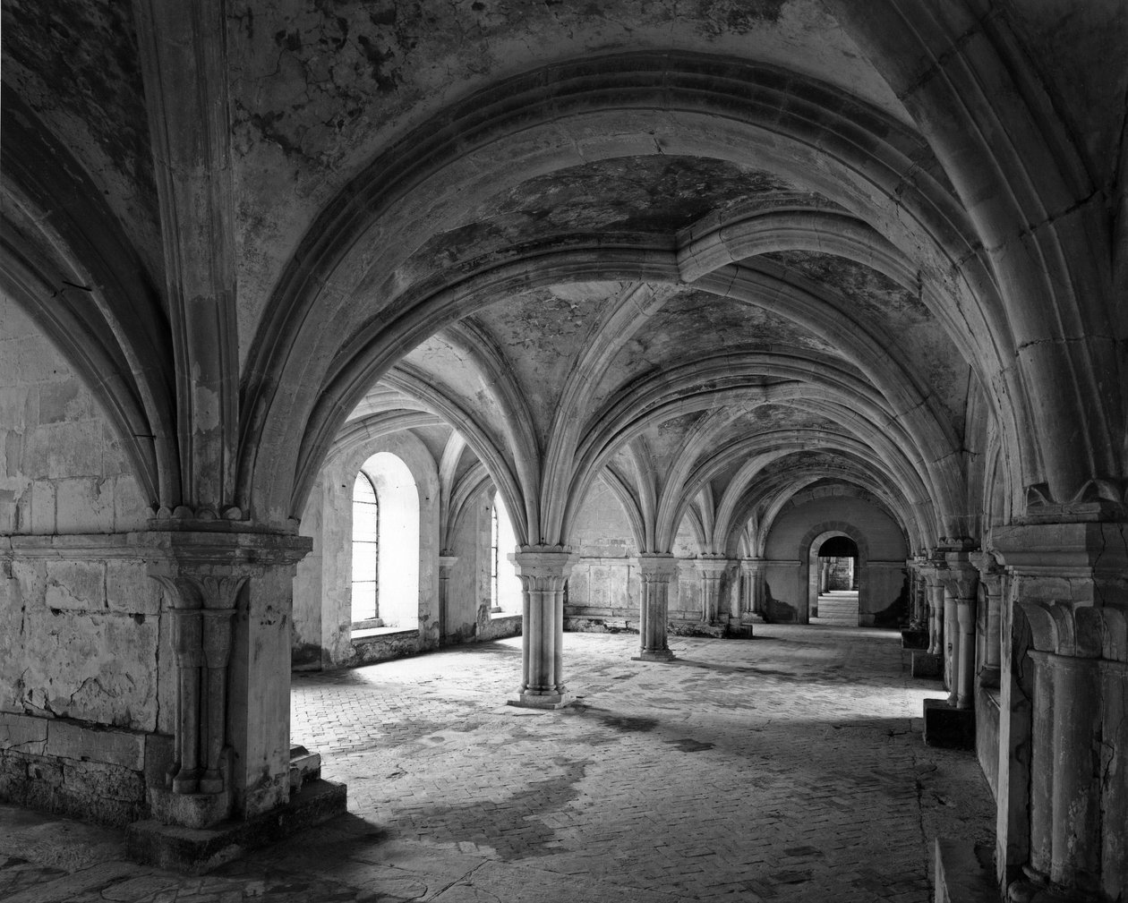 العمارة الرومانية: منظر للقاعة الكبرى للدير السيسترسي في فونتيني التي تأسست عام 1118 (كوت دور) بواسطة غير معروف