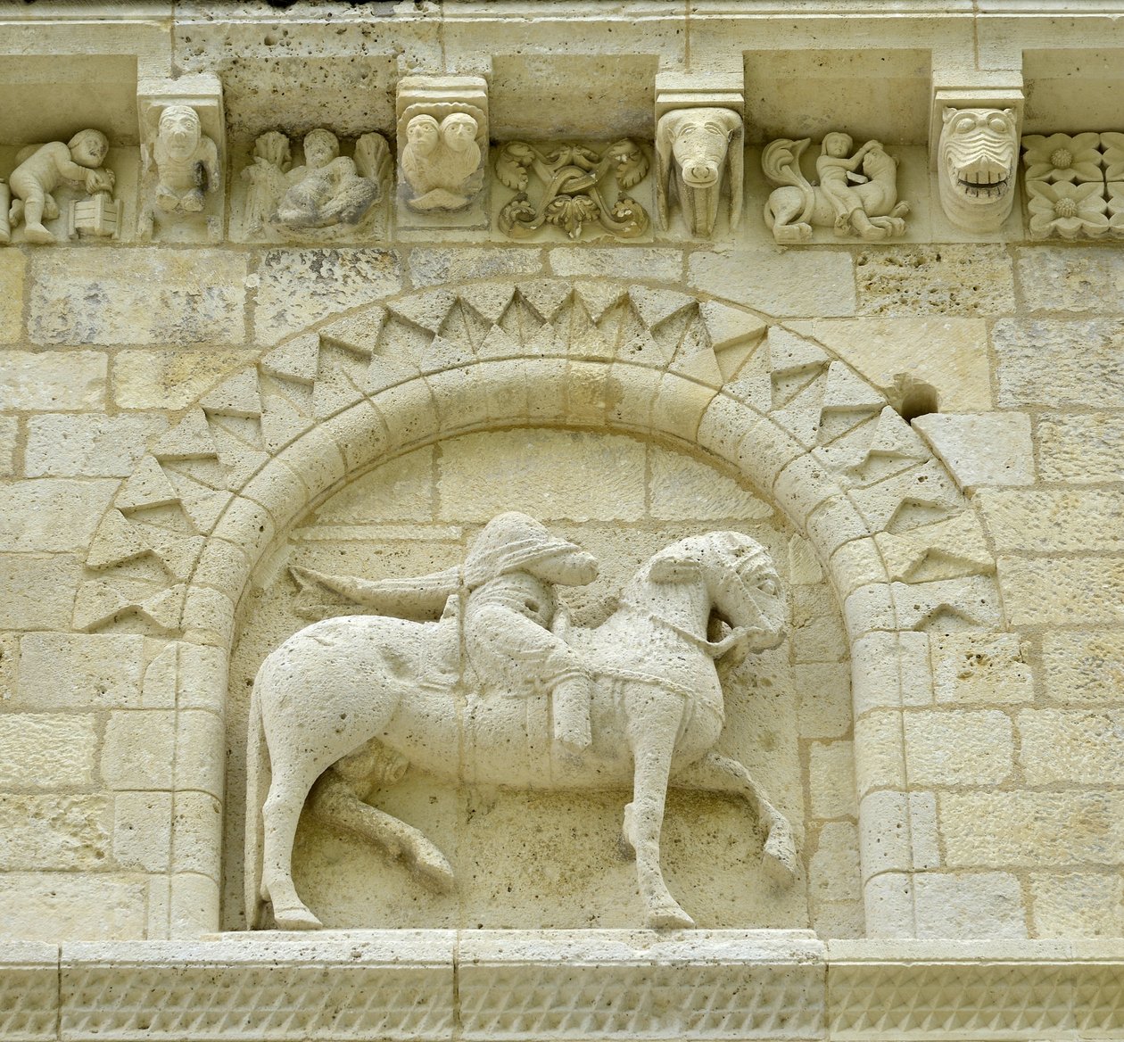 الفن الرومانسكي: تفاصيل الواجهة التي تصور Hugues de Surgeres و Geoffroy de Vendome أو الإمبراطور قسطنطين الأول العظيم الذي كان حصانه يطأ الهرطقة والمسيح منتصرًا في Evil and Death ، Notre Dame (Notre-Dame) de Surgeres (17700) بواسطة غير معروف