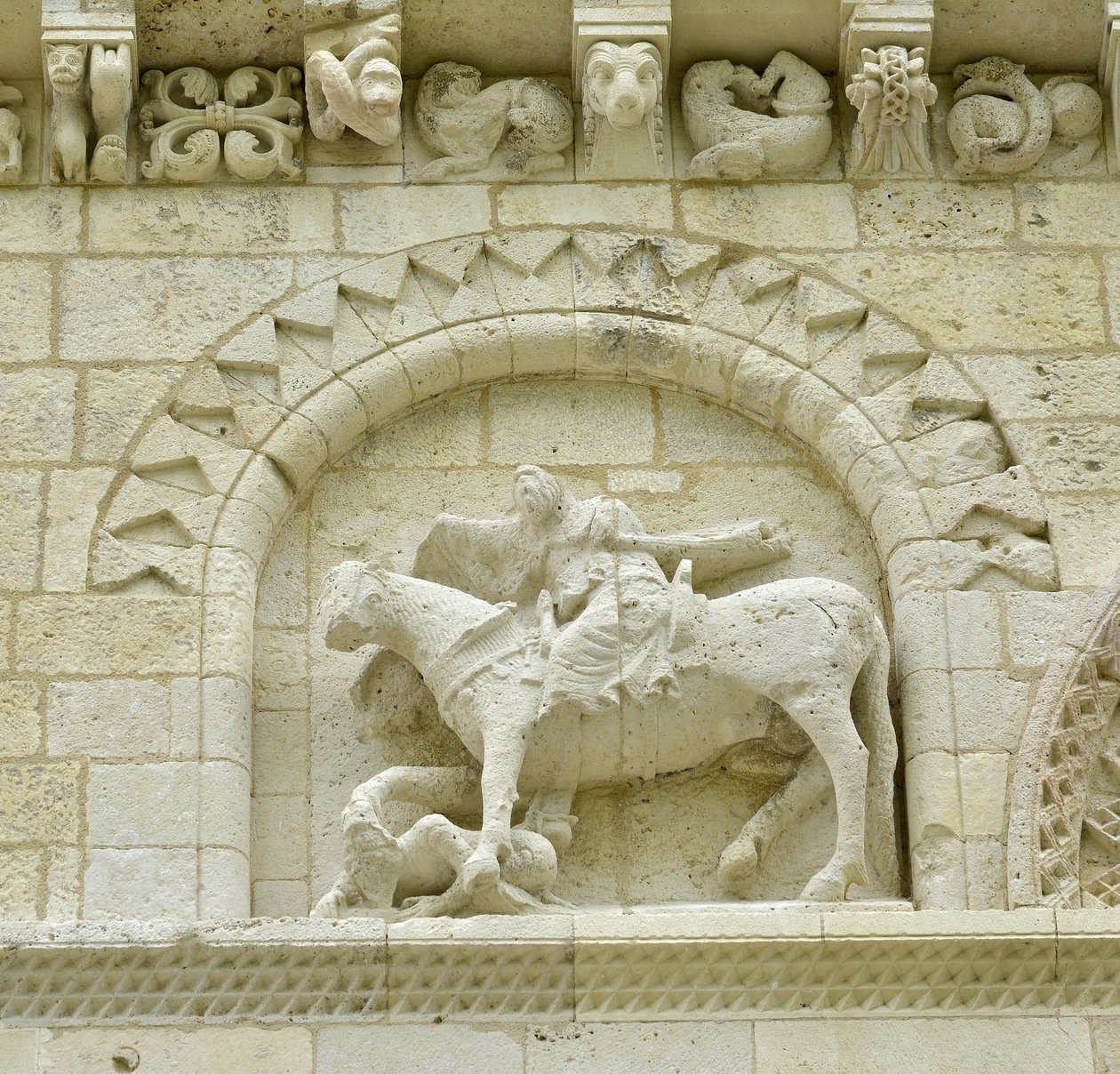الفن الرومانسكي: تفاصيل الواجهة التي تصور Hugues de Surgeres و Geoffroy de Vendome أو الإمبراطور قسطنطين الأول العظيم الذي كان حصانه يطأ الهرطقة والمسيح منتصرًا في Evil and Death ، Notre Dame (Notre-Dame) de Surgeres (17700) بواسطة غير معروف