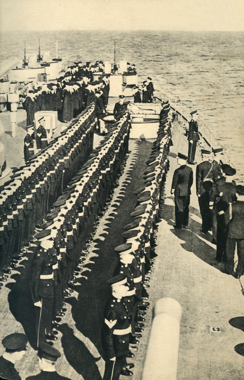 اصطف مشاة البحرية الملكية في موكب على متن سفينة ، الحرب العالمية الثانية ، c1939-c1943 1944. بواسطة غير معروف