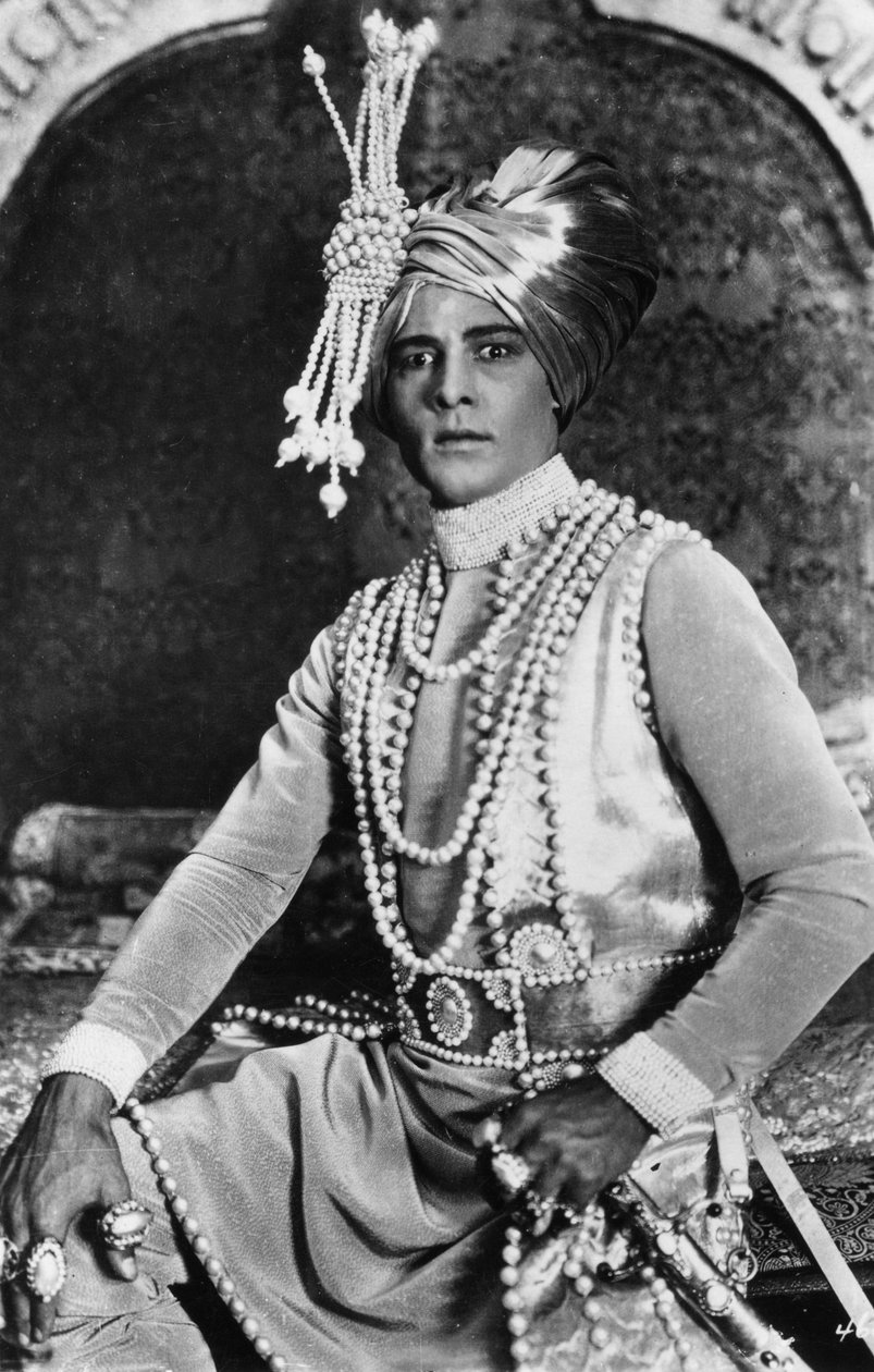 رودولف فالنتينو 1895-1926 في The Young Rajah ، 1922 بواسطة غير معروف