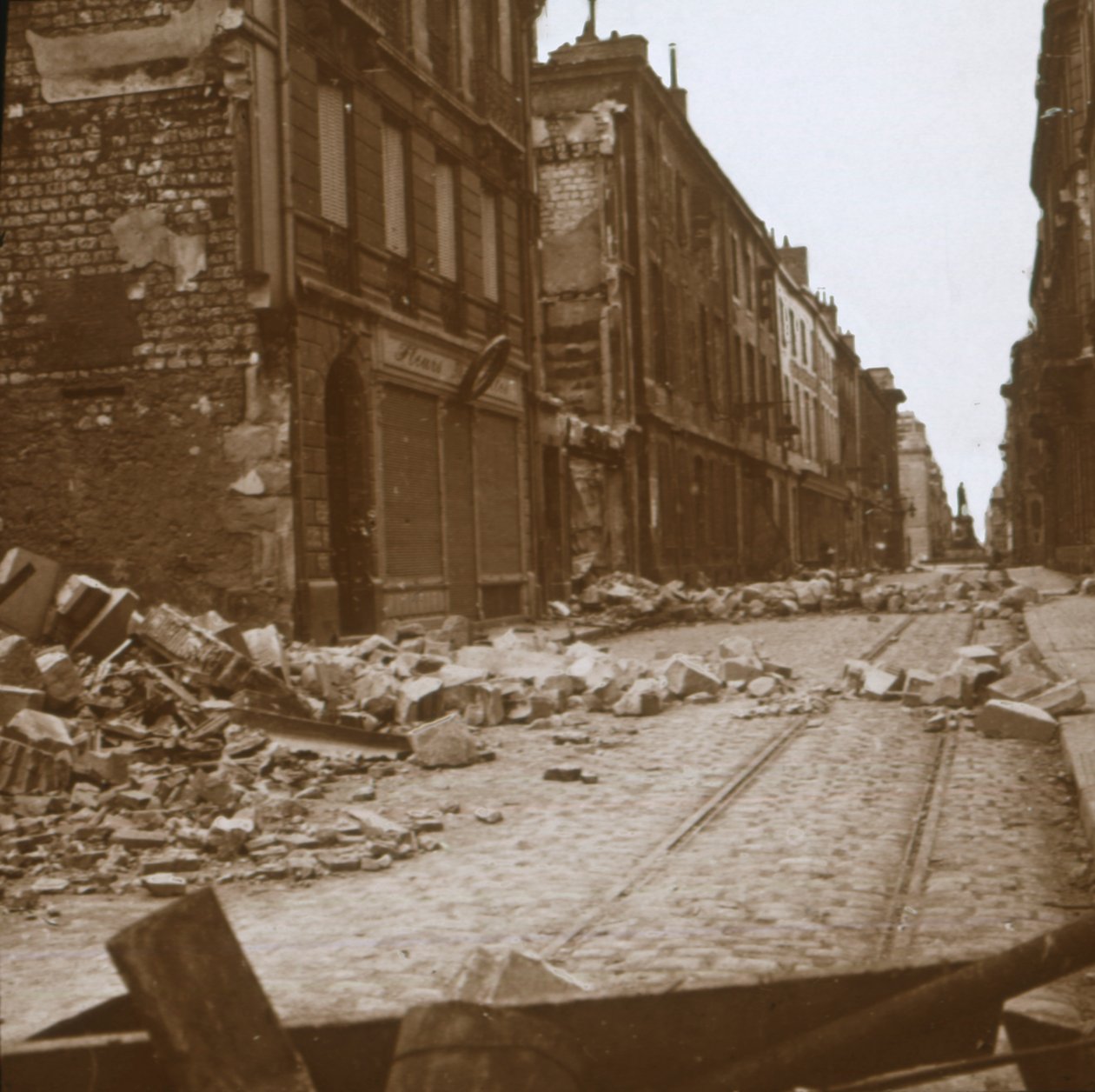 Rue Cérès ، ريمس ، شمال فرنسا ، c1914-c1918. بواسطة غير معروف