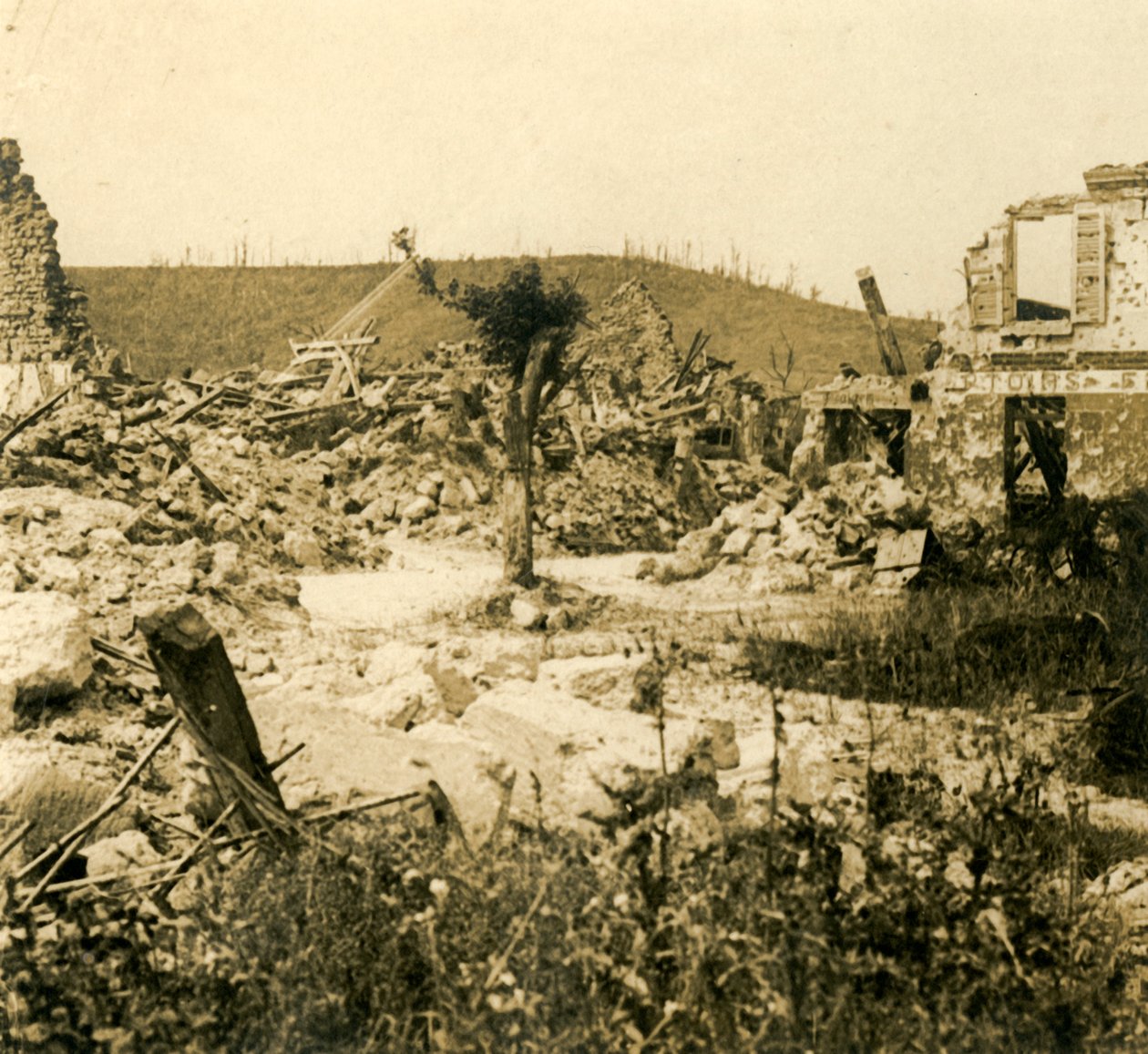 المباني المدمرة ، شافينون ، شمال فرنسا ، c1914-c1918 بواسطة غير معروف