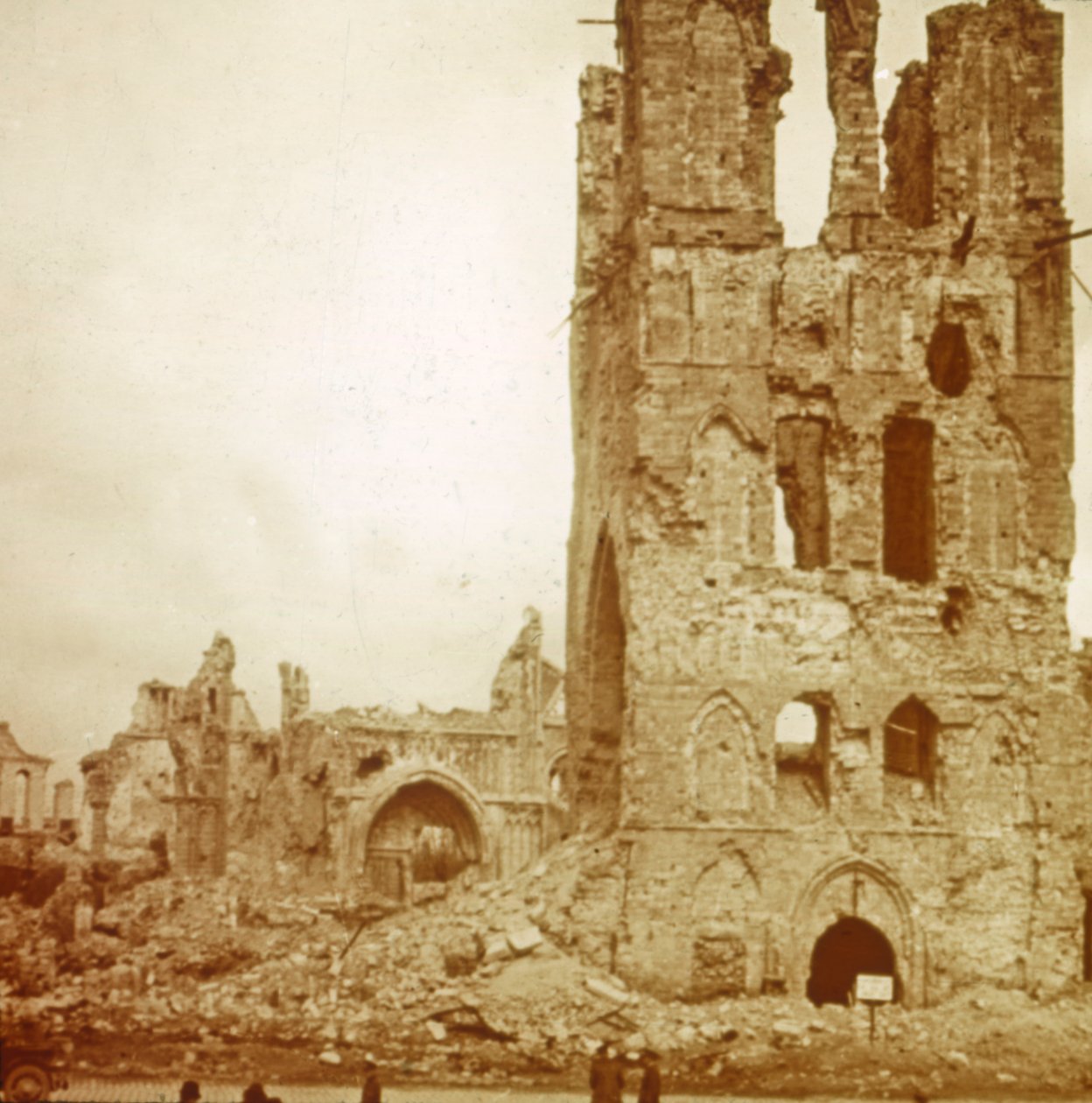 الكاتدرائية المدمرة ، Ypres ، فلاندرز ، بلجيكا ، c1914-c1918 بواسطة غير معروف