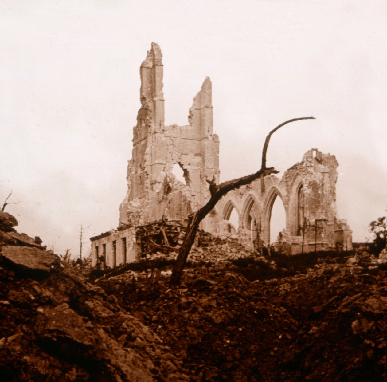 الكنيسة المدمرة ، Ablain-Saint-Nazaire ، شمال فرنسا ، c1914-c1918 بواسطة غير معروف