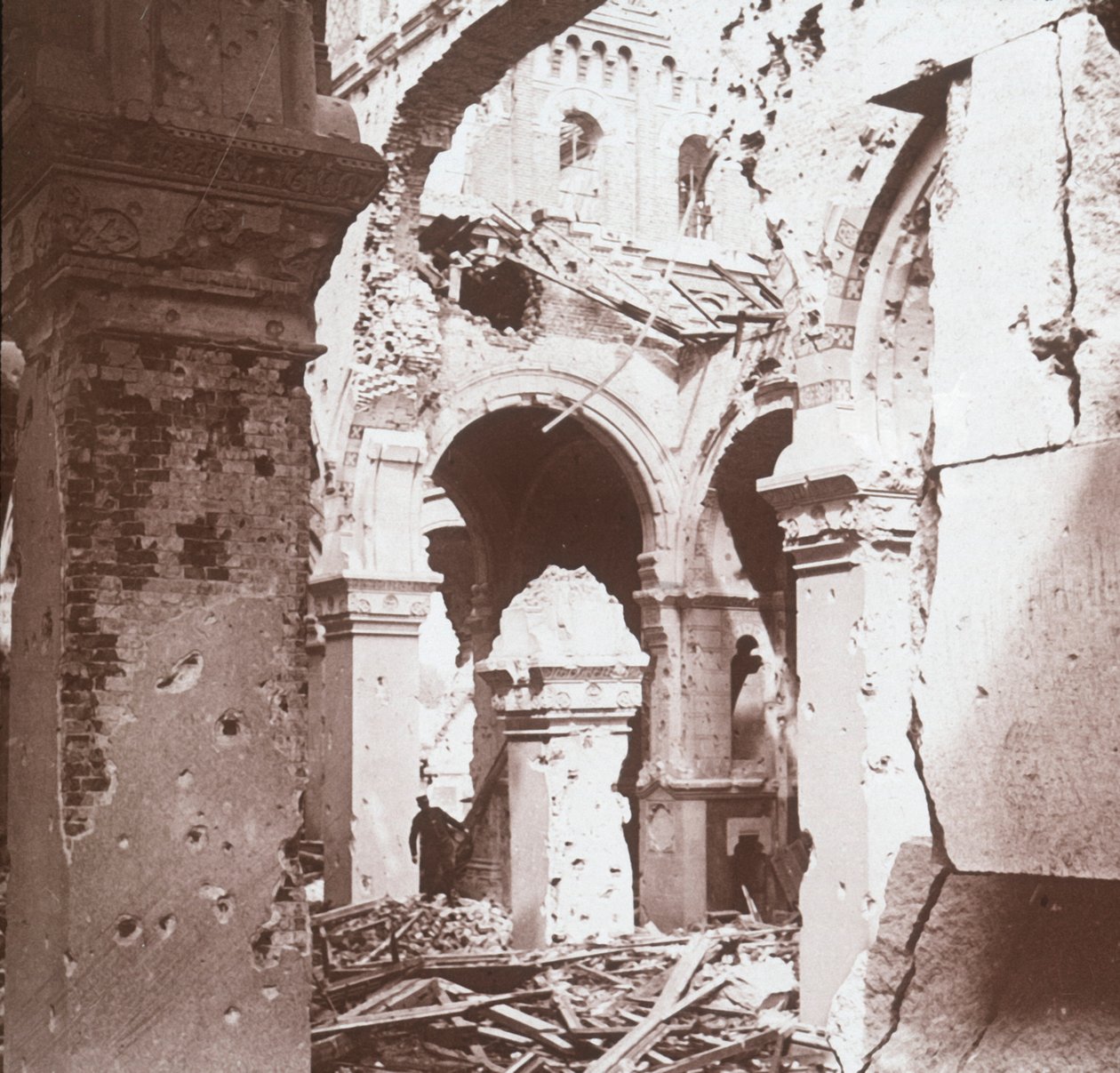 الكنيسة المدمرة ، ألبرت ، شمال فرنسا ، c1914-c1918 بواسطة غير معروف