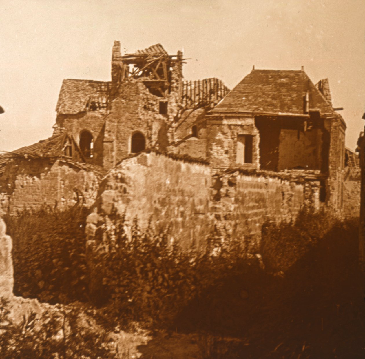 الكنيسة المدمرة ، بومونت سور فيسل ، شمال فرنسا ، c1914-c1918 بواسطة غير معروف