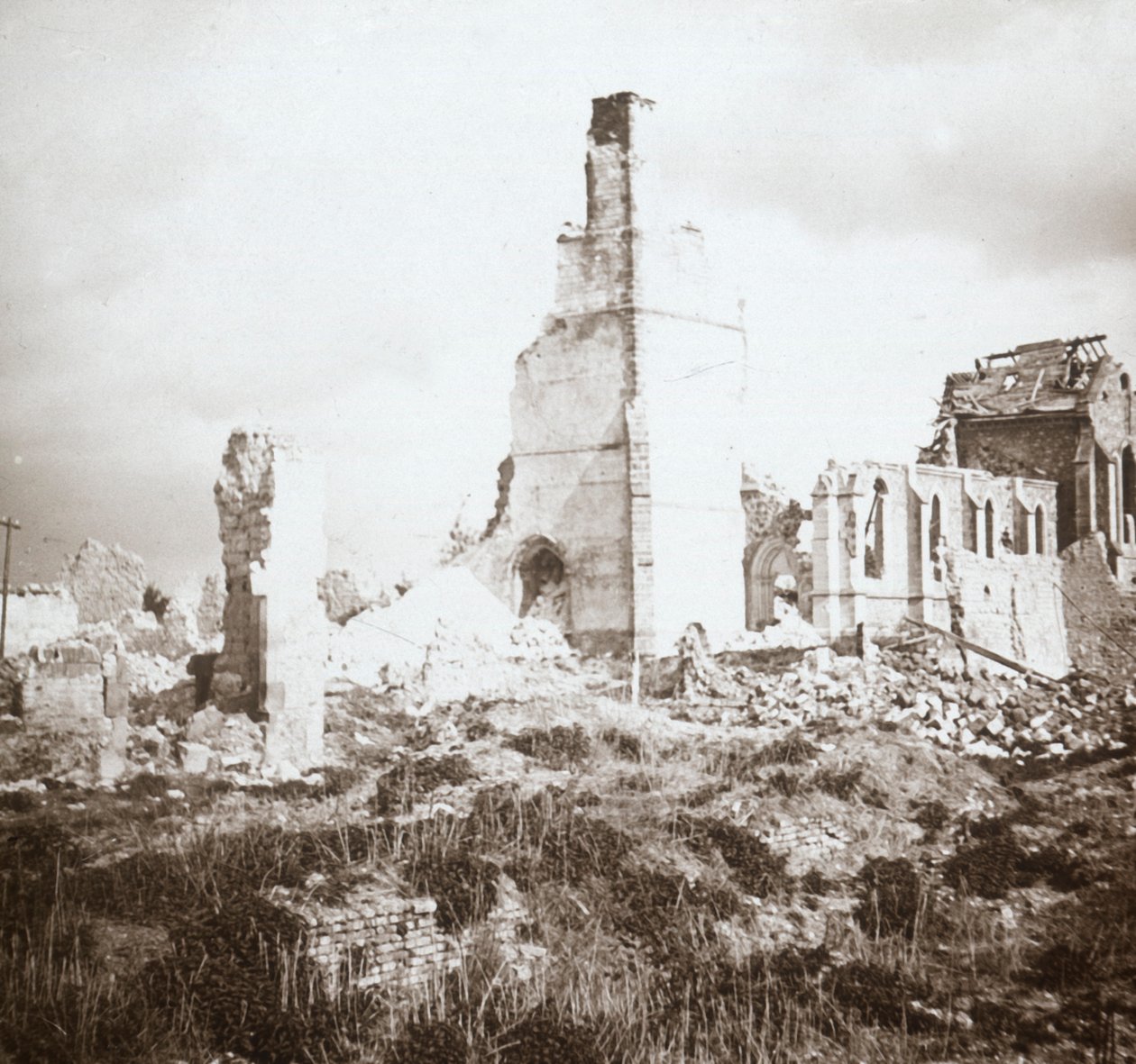 الكنيسة المدمرة ، تشوني ، شمال فرنسا ، c1914-c1918 بواسطة غير معروف