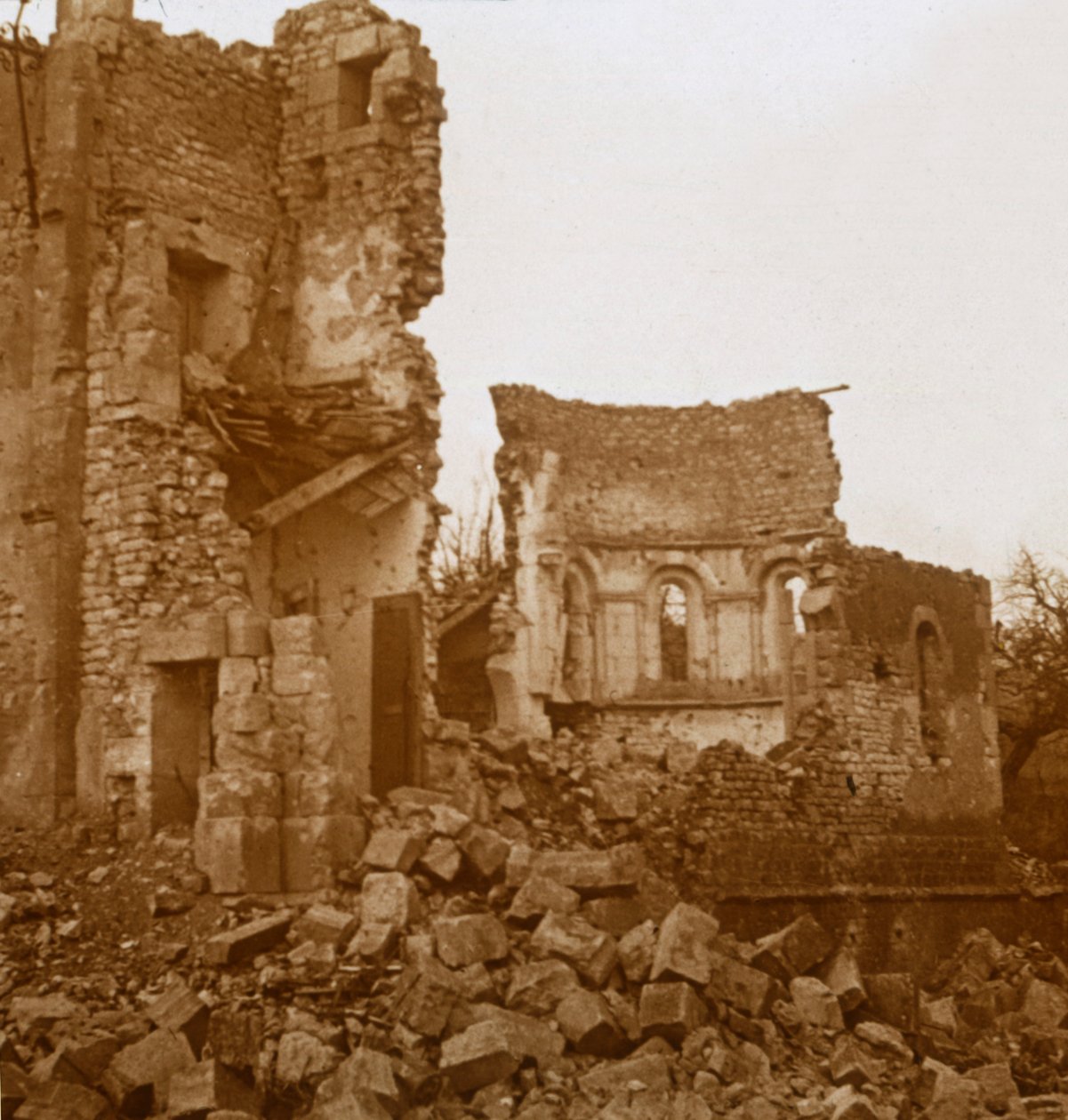 الكنيسة المدمرة ، Trésauvaux ، شمال فرنسا ، c1914-c1918 بواسطة غير معروف