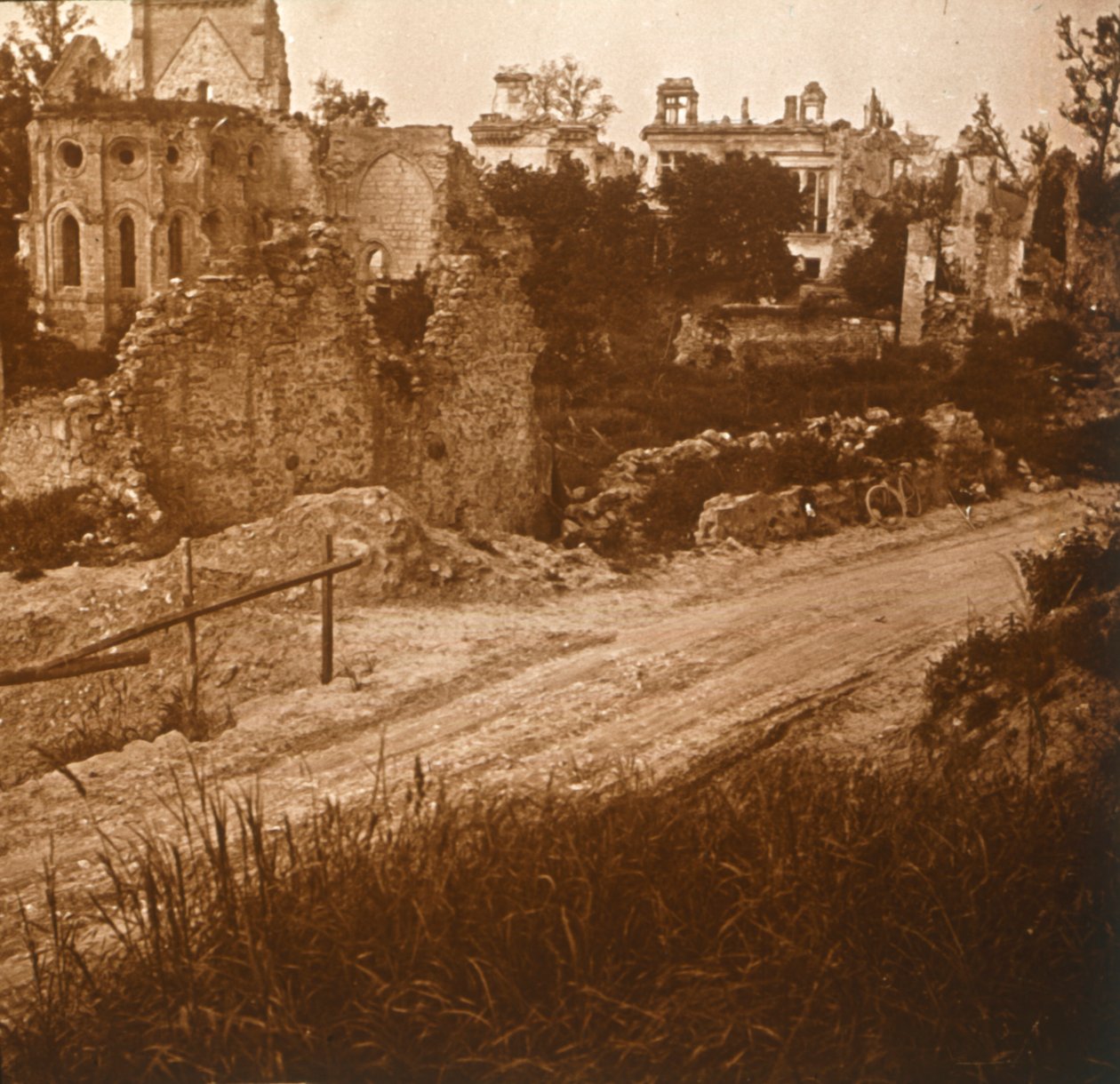 الكنيسة والقصور المدمرة ، فرنسا ، c1914-c1918 بواسطة غير معروف