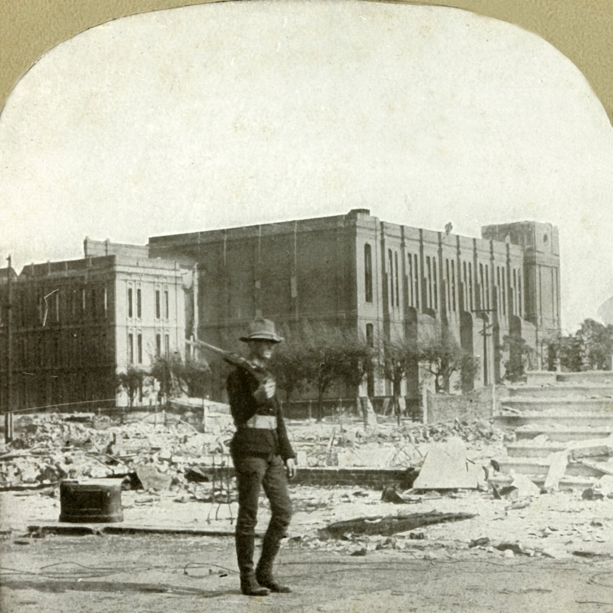 أنقاض كنيسة القديس اغناطيوس الكاثوليكية ، 1906. بواسطة غير معروف