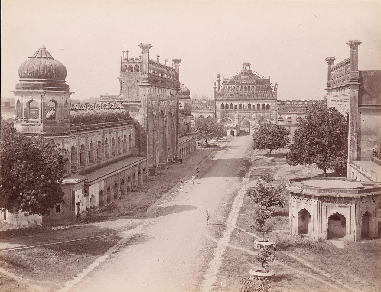 غادر الرومي دروزة وبوابة Bara Imambara مع 'jawab' Facsimilie Gatewa ... ، 1860-70. بواسطة غير معروف
