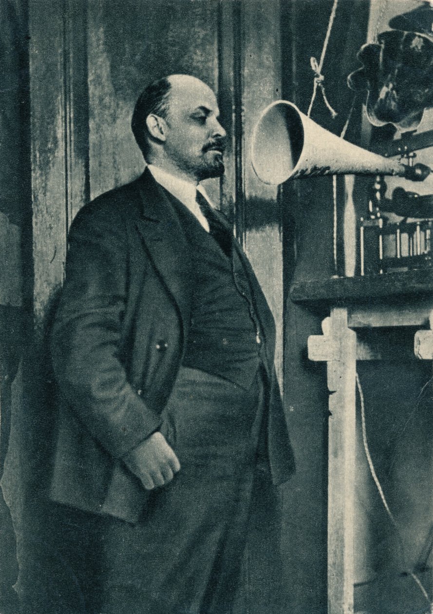الزعيم البلشفي الروسي فلاديمير لينين في تسجيل إذاعي في الكرملين ، موسكو ، روسيا ، 1919 بواسطة غير معروف