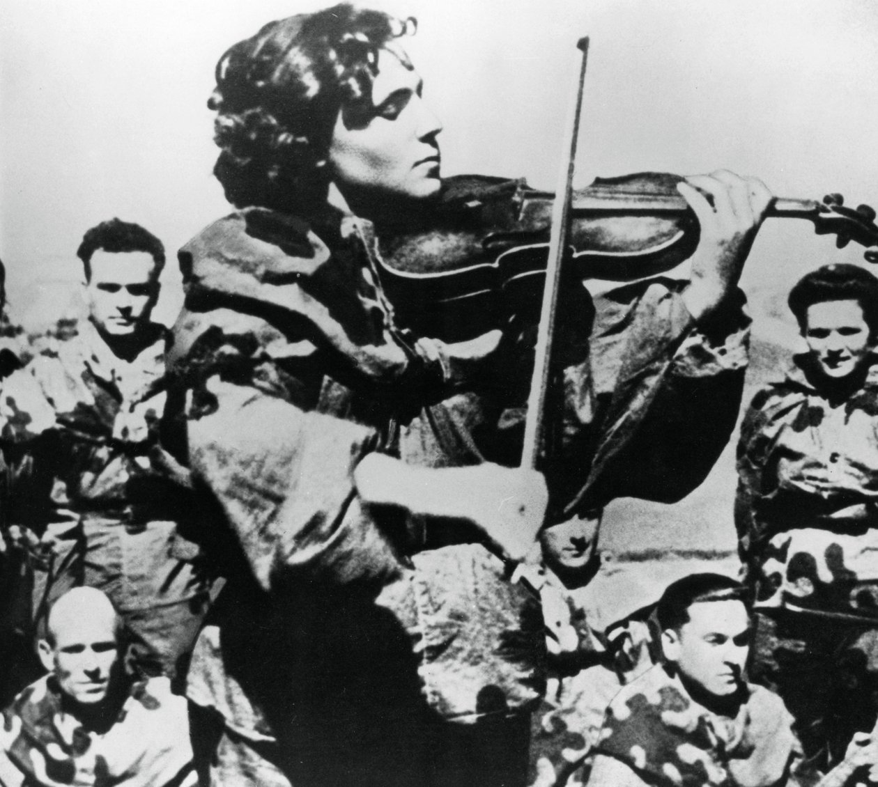 ممرضة في الجيش الروسي تعزف على الكمان ، الجبهة الشرقية ، 1944 بواسطة غير معروف