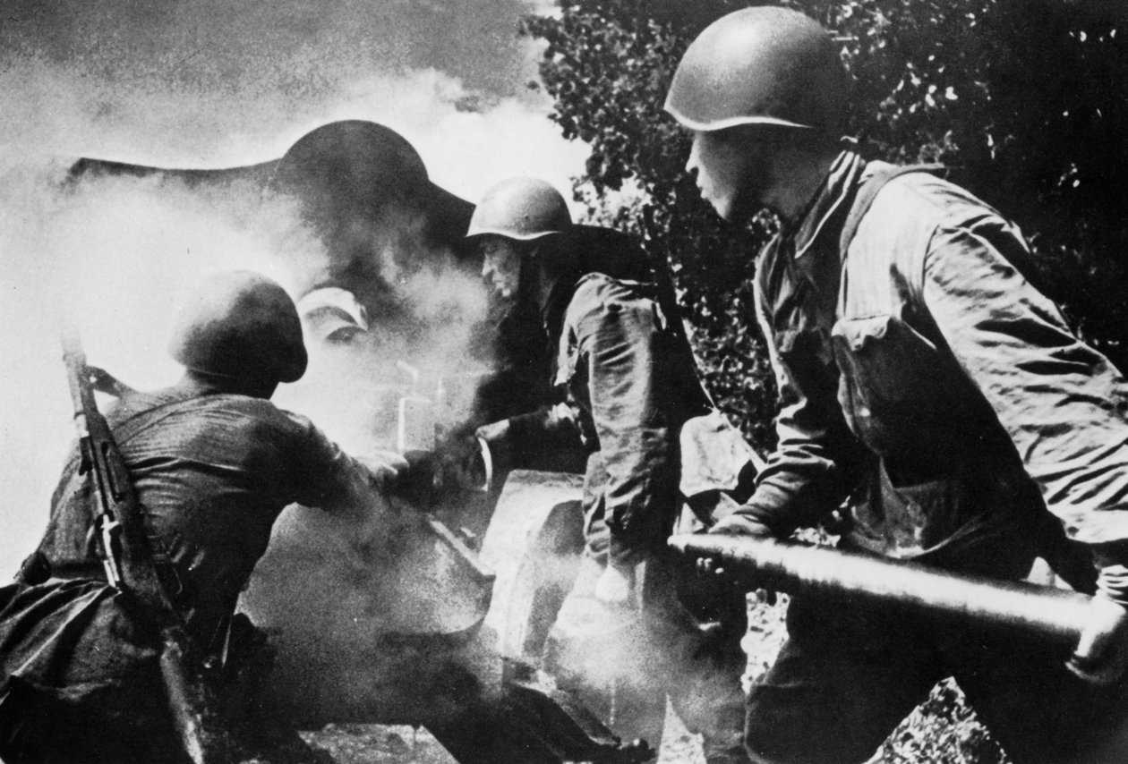 مدفعية روسية تعمل ، الجبهة الشرقية ، 1943 بواسطة غير معروف