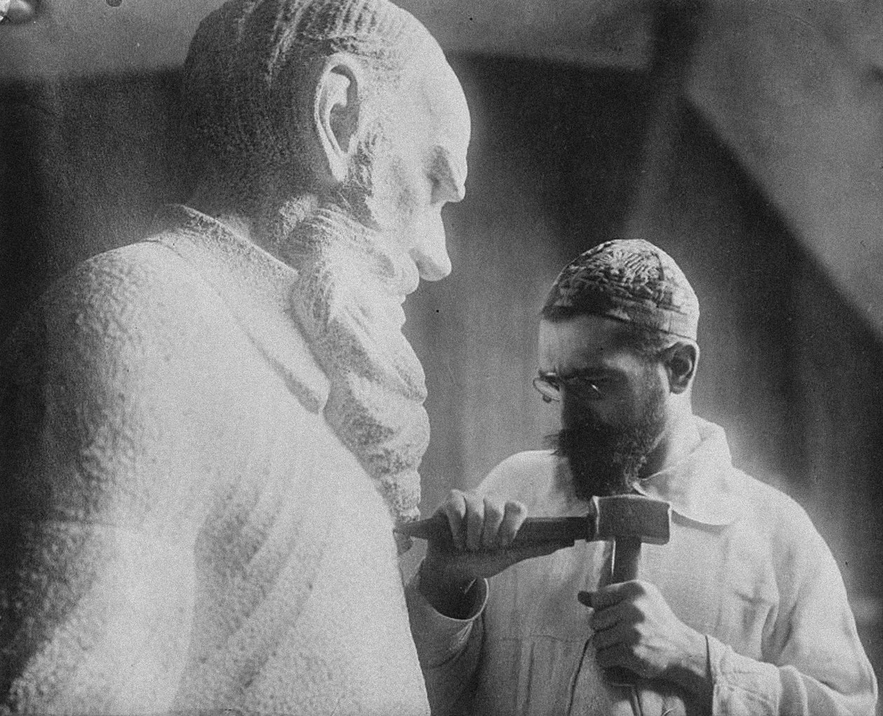 النحات الروسي سيرجي ميركوروف 1881-1952 يعمل على تمثاله ليو تولستوي بواسطة غير معروف