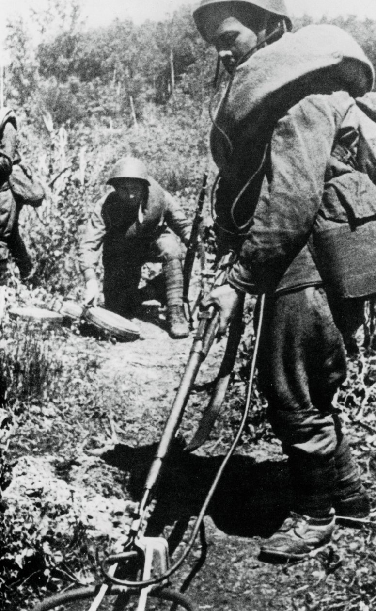 جنود روس يقومون بإزالة الألغام ، غرب مينسك ، 1944 بواسطة غير معروف