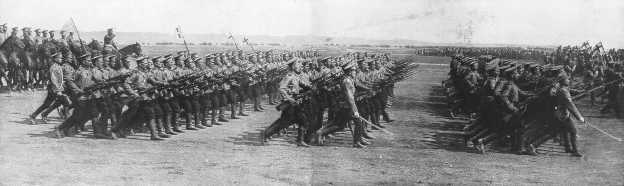 استعراض القوات الروسية خلال زيارة الرئيس الفرنسي ريمون بوانكاريس لروسيا ، 22 يوليو 1914. بواسطة غير معروف