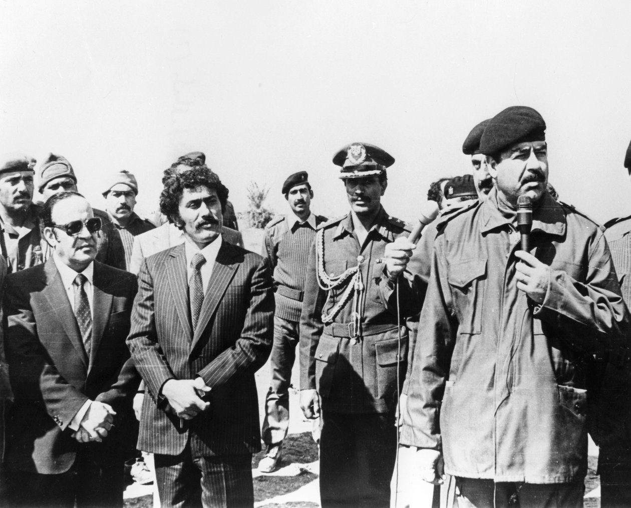 صدام حسين يلقي كلمة ، العراق ، 1986 بواسطة غير معروف