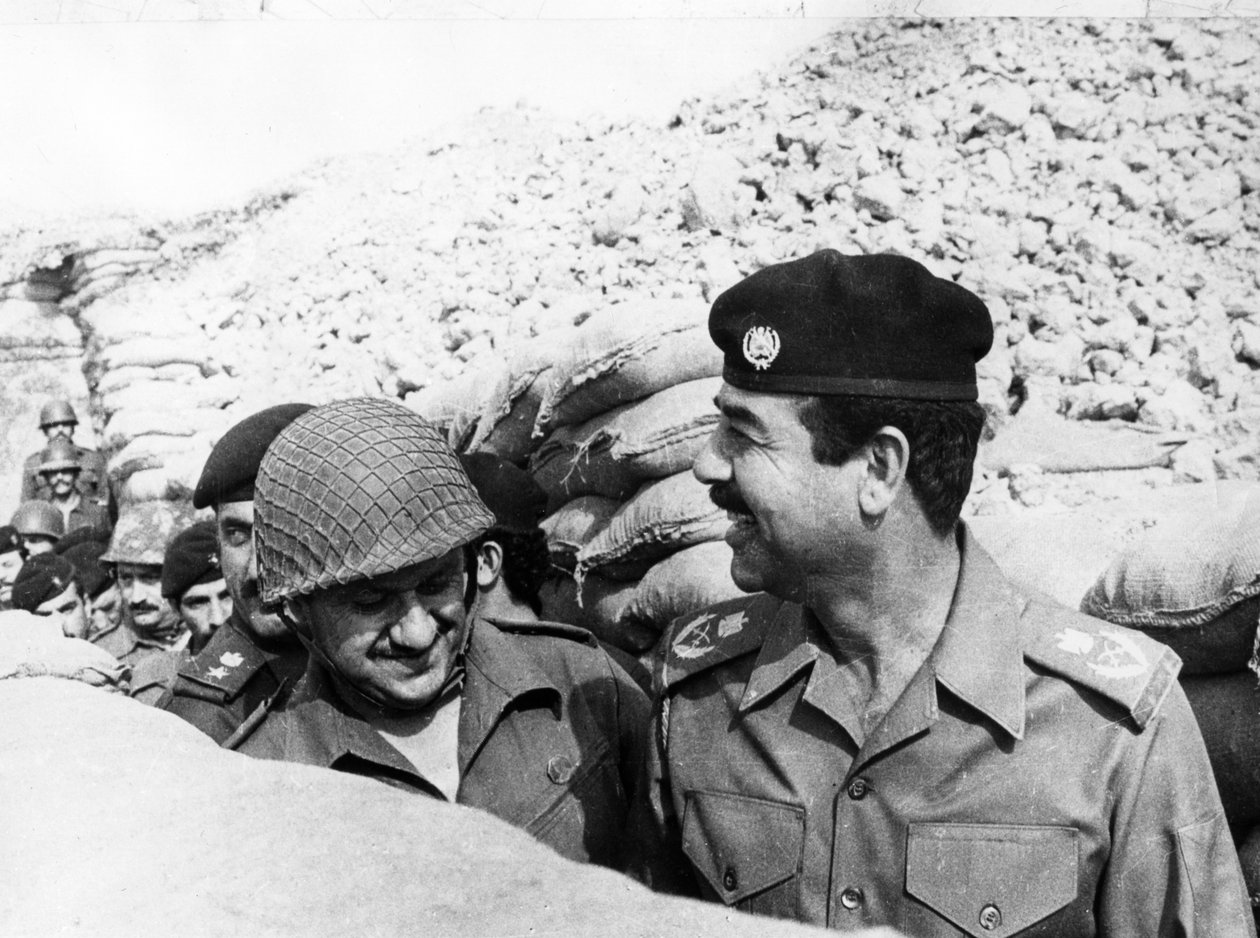 صدام حسين يتفقد جبهة البصرة ، العراق ، 1986 بواسطة غير معروف