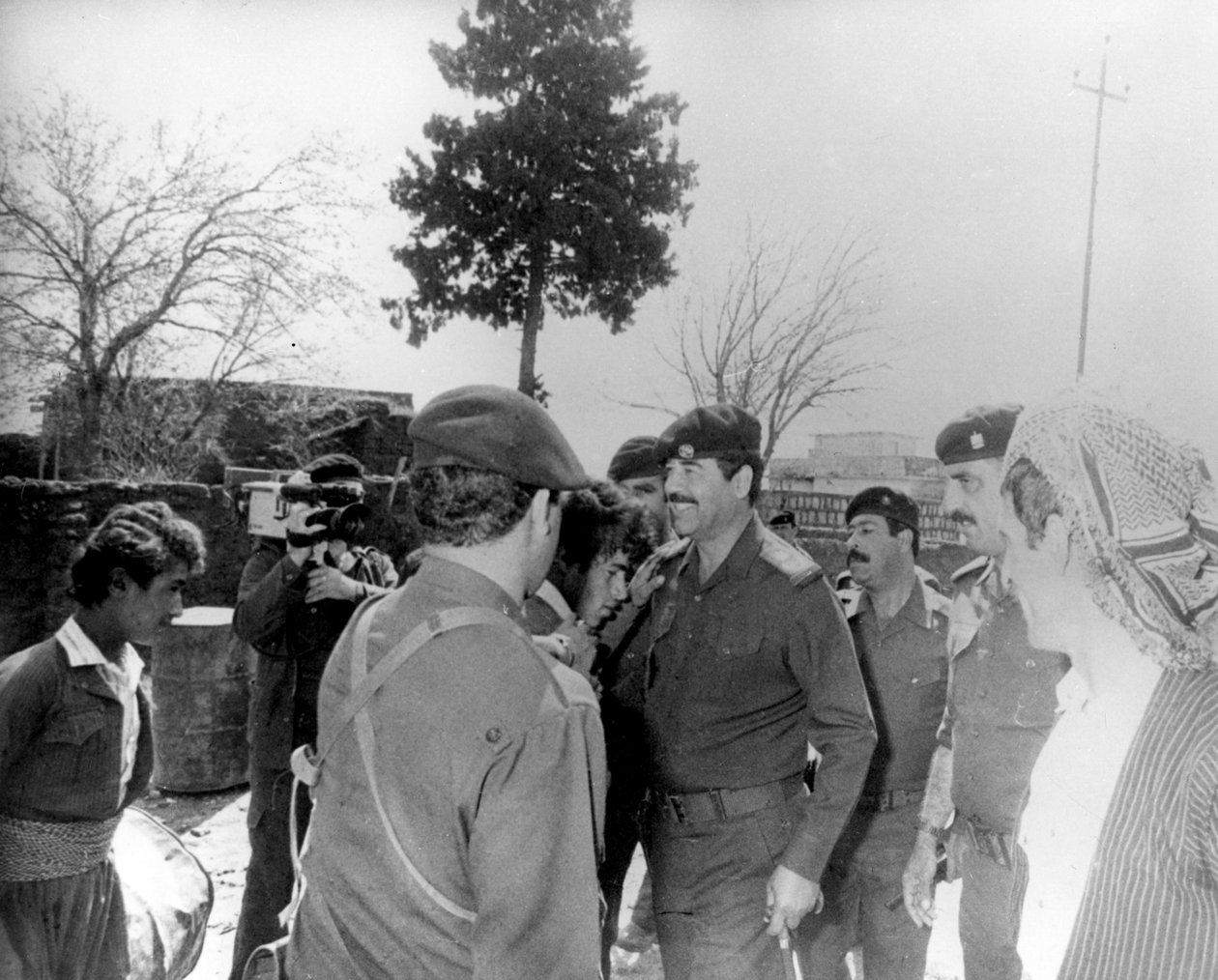 صدام حسين يقوم بجولة في الأمة ، العراق ، 1987 بواسطة غير معروف